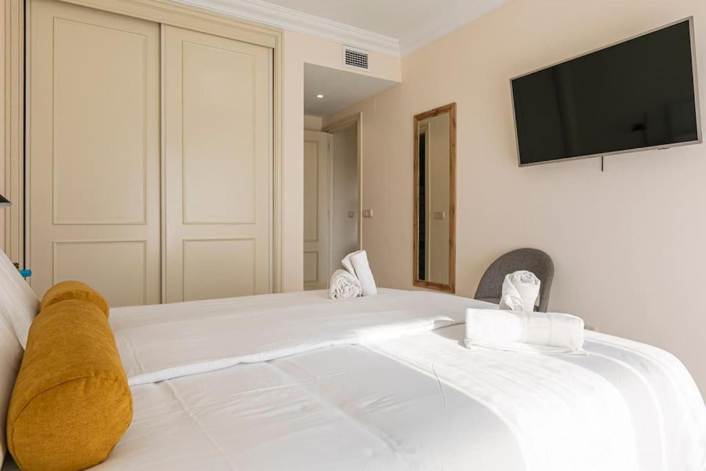 MARBELLA HOME RENTALS - Marina Banus, Puerto Banus, 2BR Modern, parking & pool