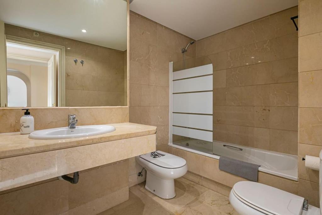 MARBELLA HOME RENTALS - Marina Banus, Puerto Banus, 2BR Modern, parking & pool