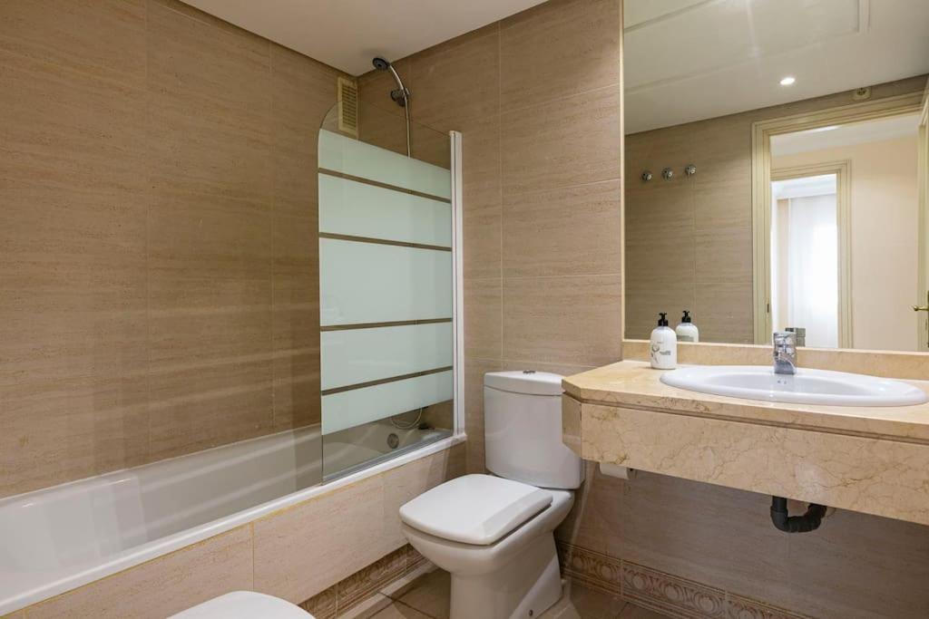 MARBELLA HOME RENTALS - Marina Banus, Puerto Banus, 2BR Modern, parking & pool