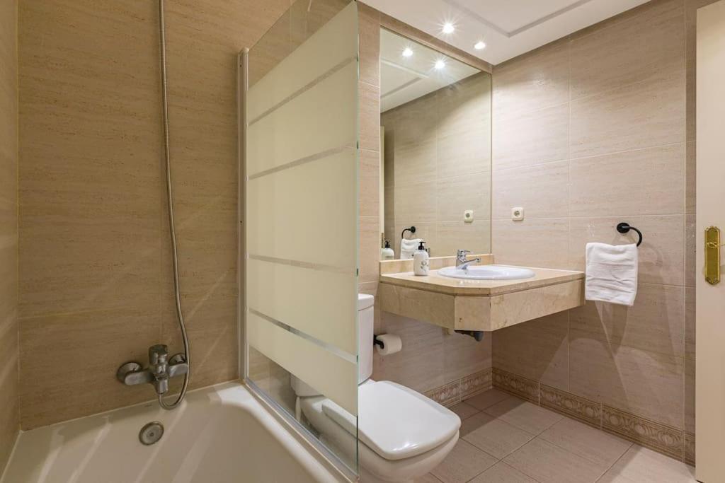 MARBELLA HOME RENTALS - Marina Banus, Puerto Banus, 2BR Modern, parking & pool