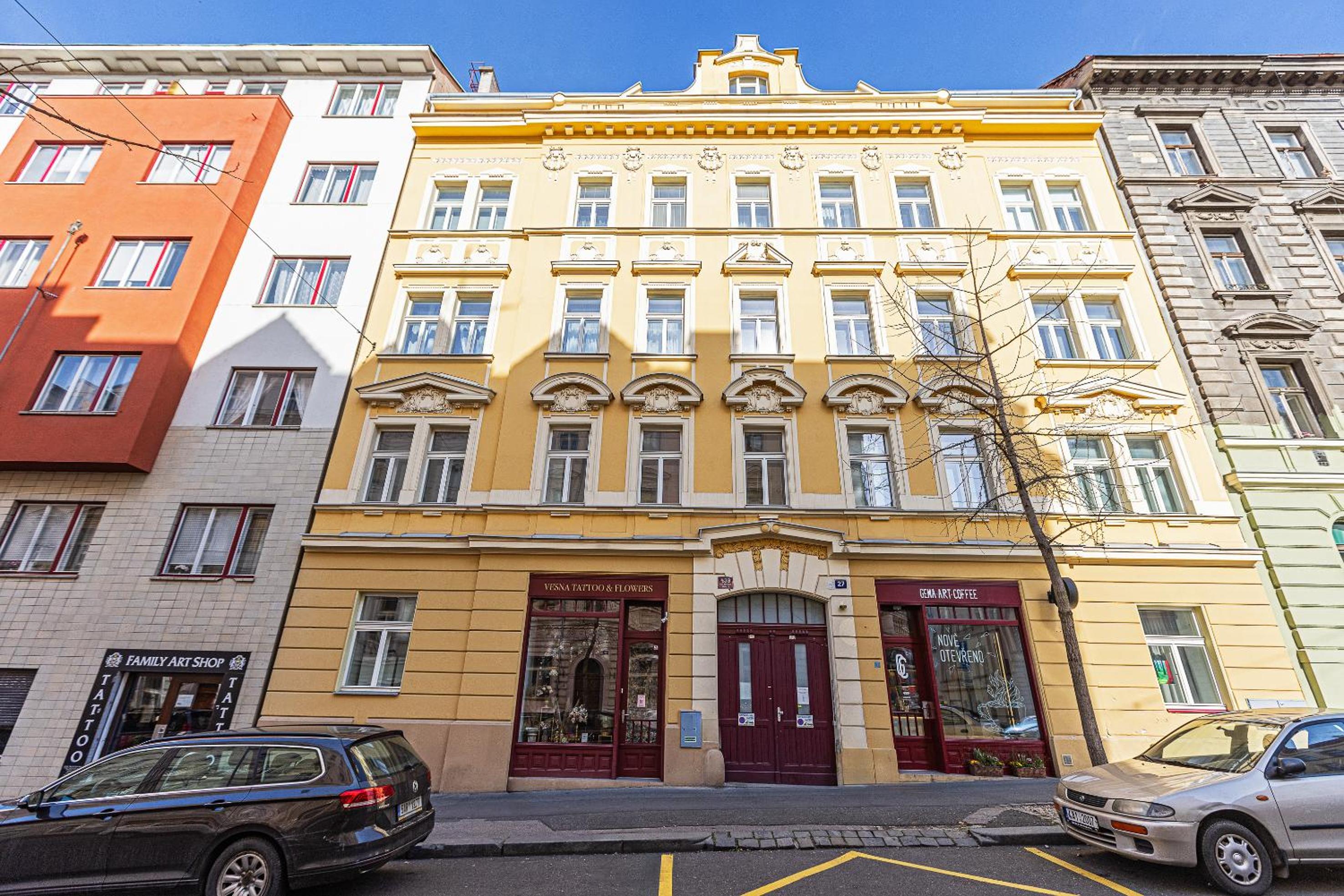 Modern Attic with Terrace - machova