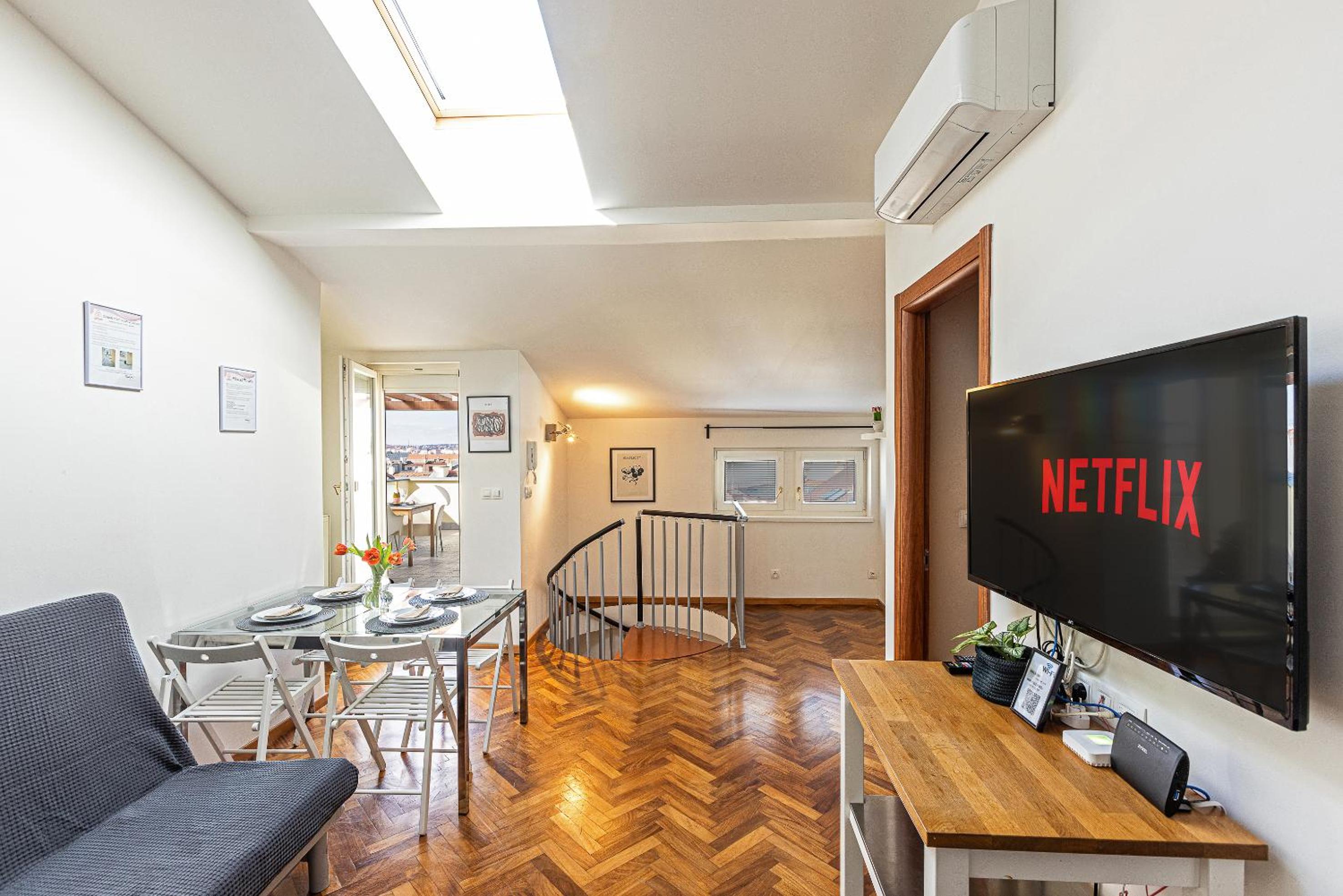 Modern Attic with Terrace - machova