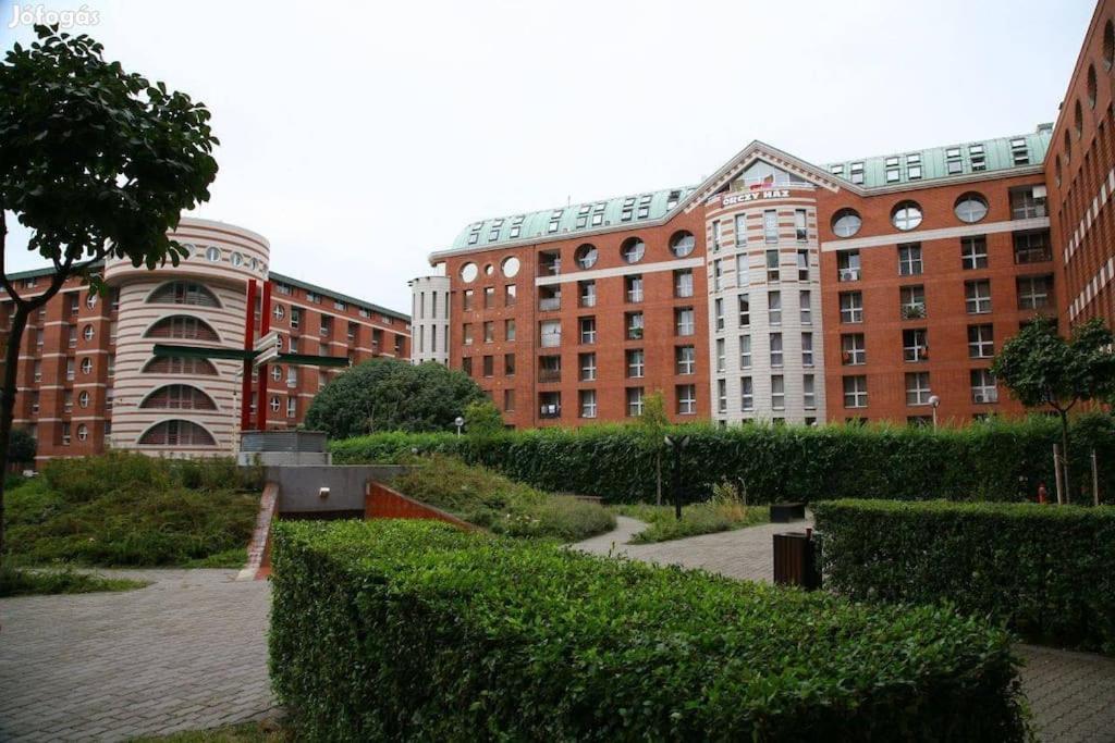 Orczy Forum apartment with free parking view 2