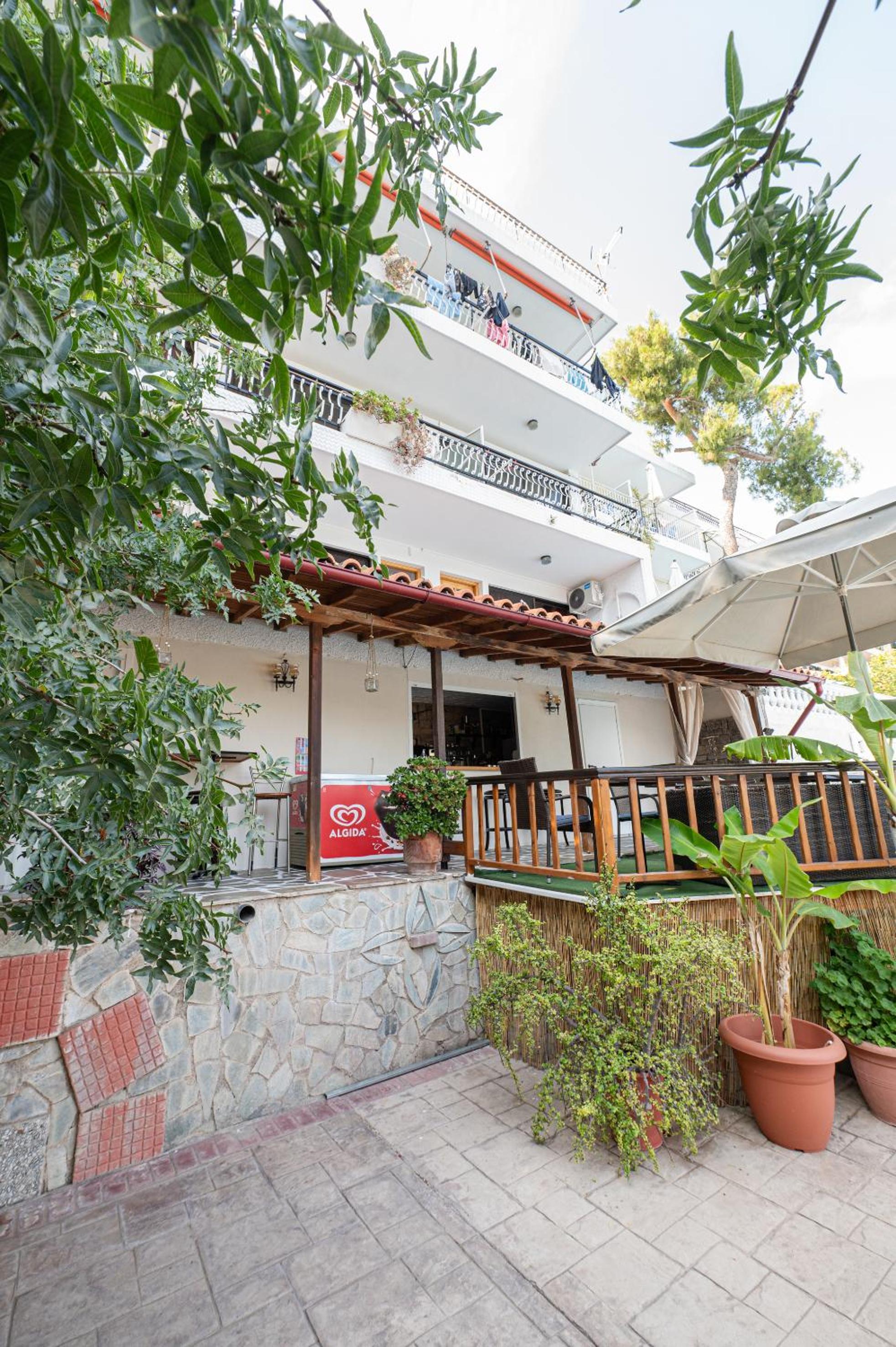 Lions 2 Studios & Apartments, Poros Island.