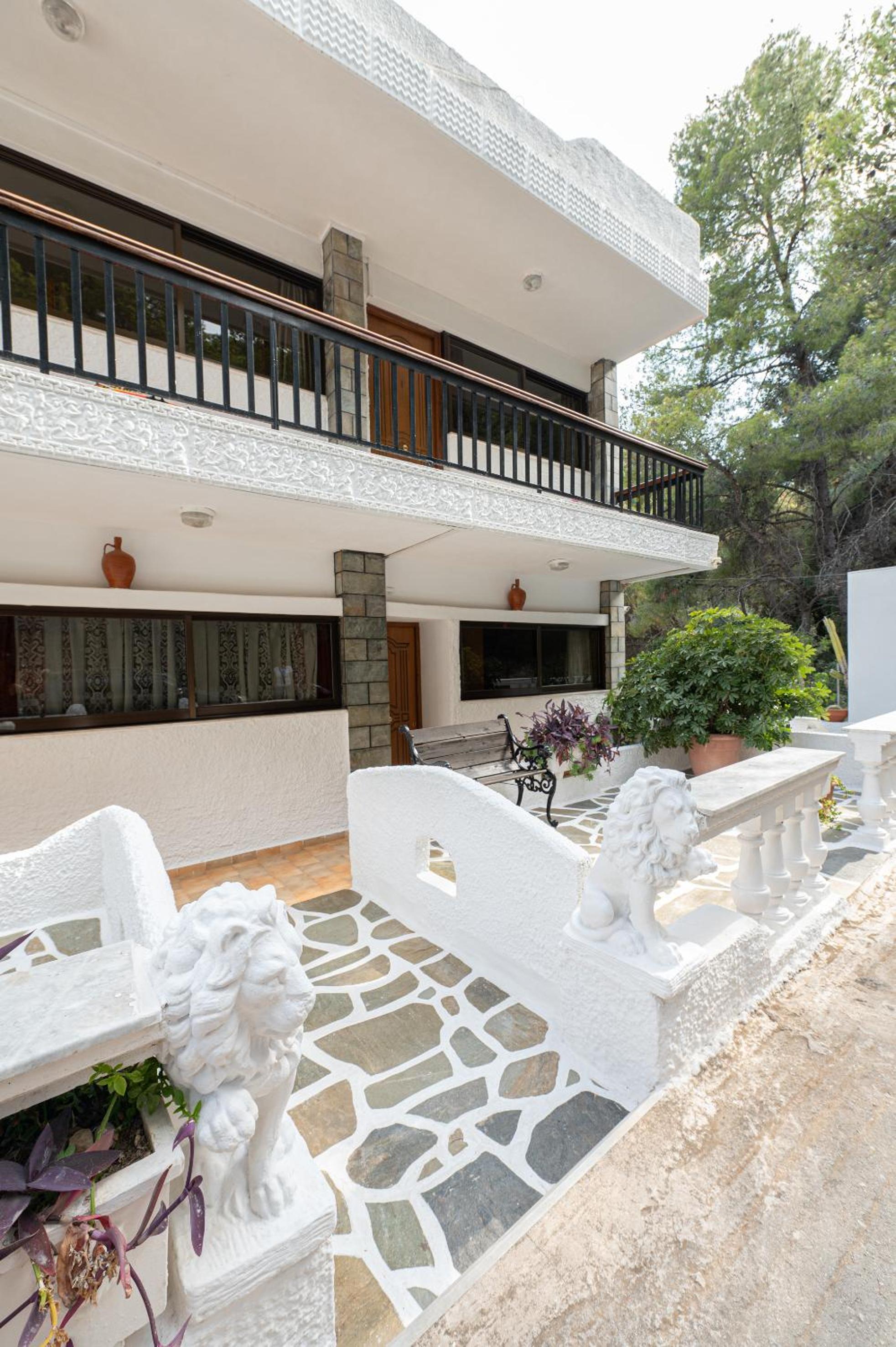 Lions 2 Studios & Apartments, Poros Island.