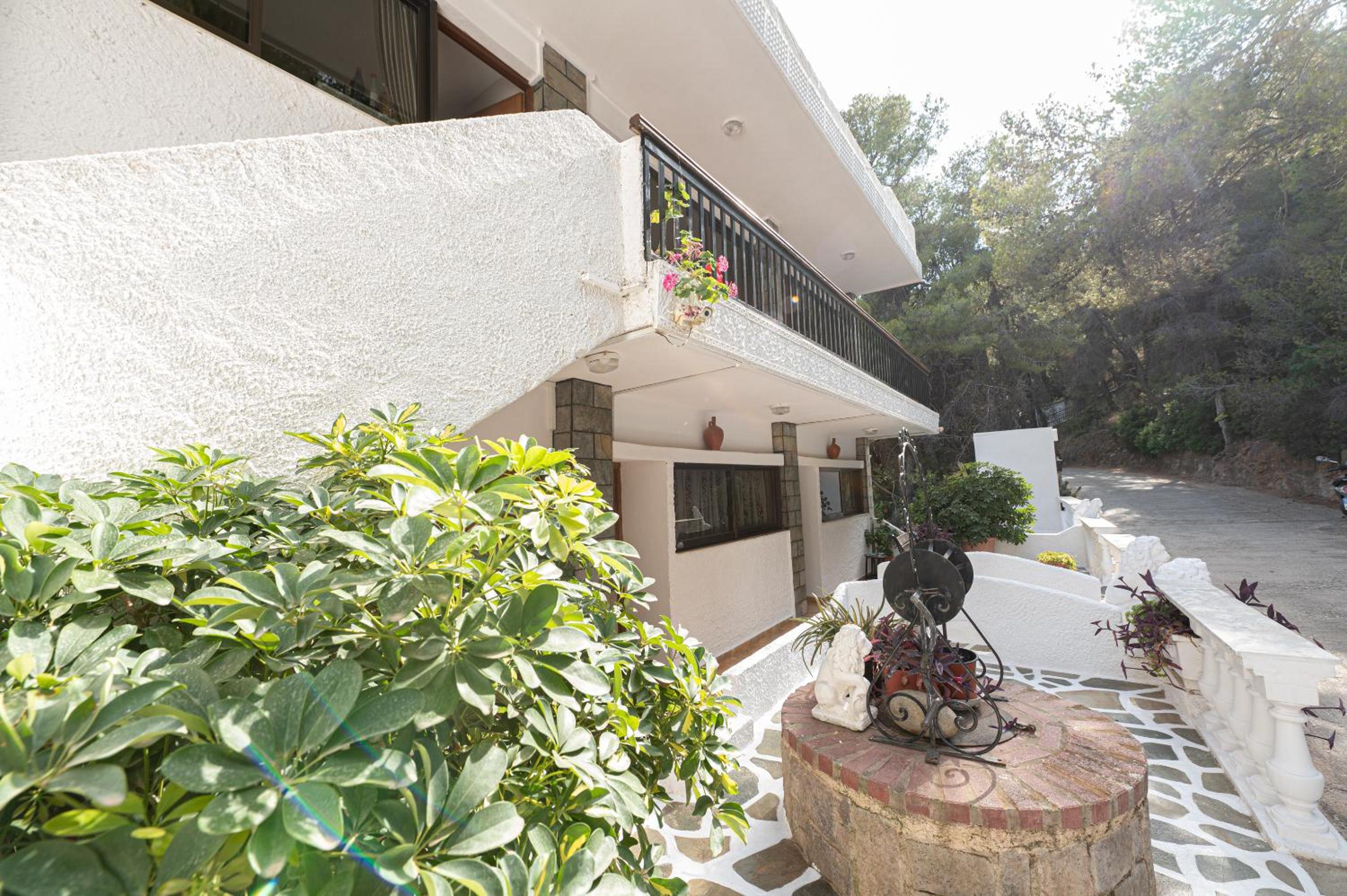 Lions 2 Studios & Apartments, Poros Island.