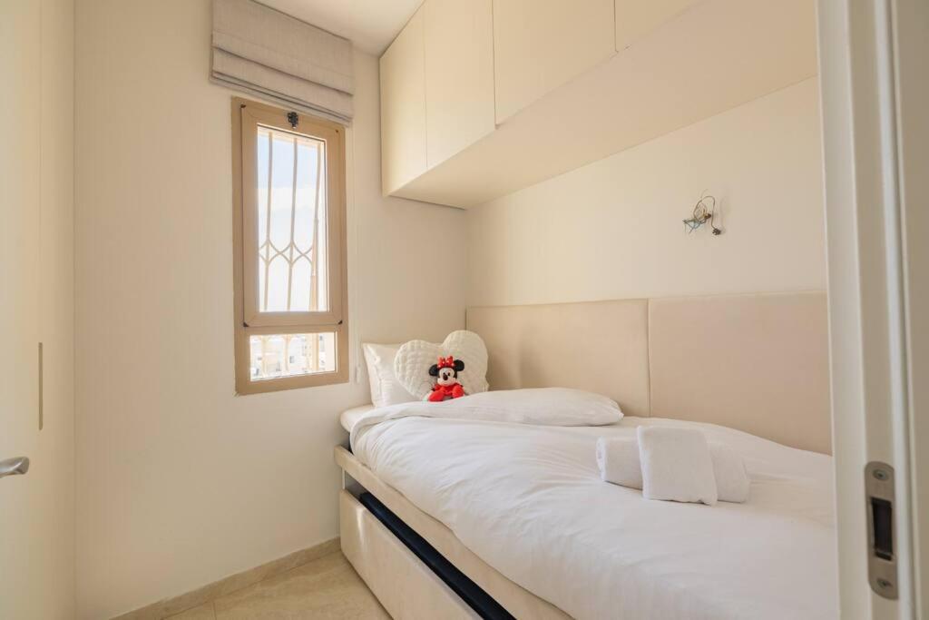Kosher 4 BR Apartment in Sarei Israel Blvd with Mamad view 3