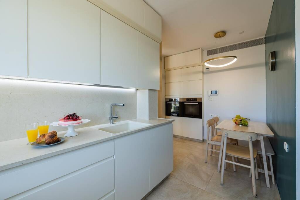 Kosher 4 BR Apartment in Sarei Israel Blvd with Mamad view 4