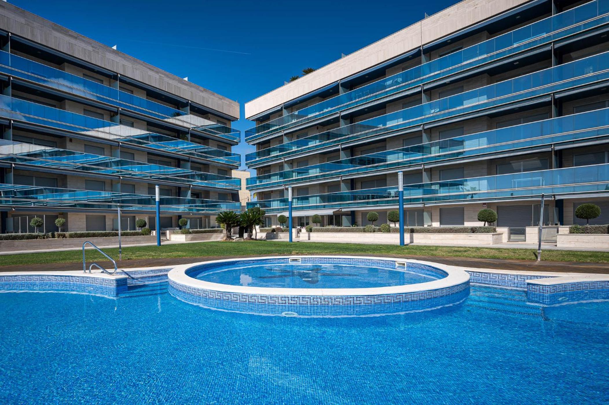 AT062 Planta baja en 1ra línea con salida a la piscina, completamente equipado photo 5