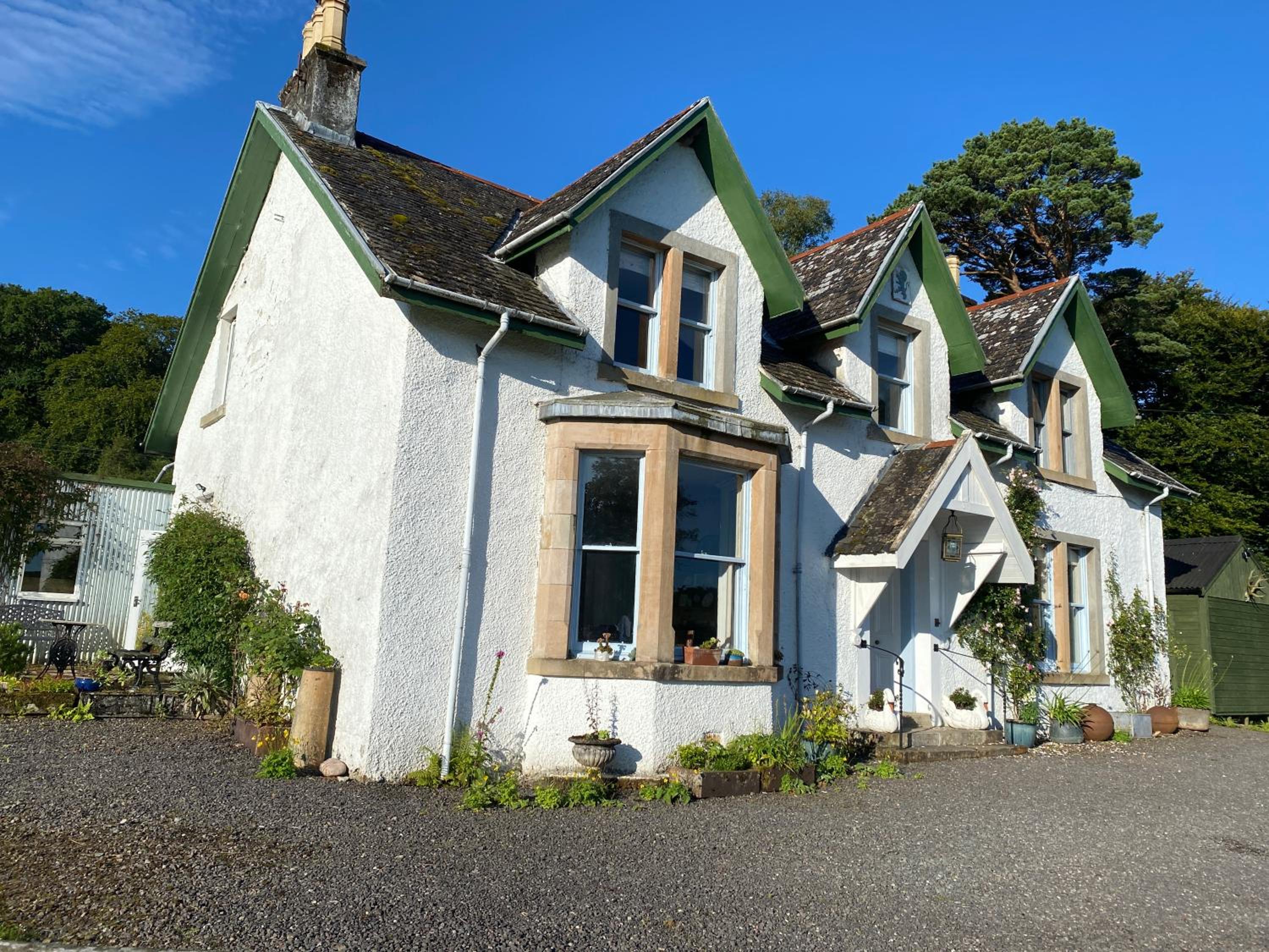 Glenaros Lodge