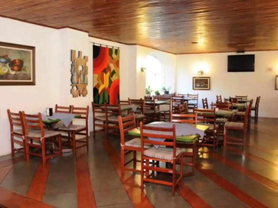 Espaçoso Flat com Varanda no Cavalinho Branco