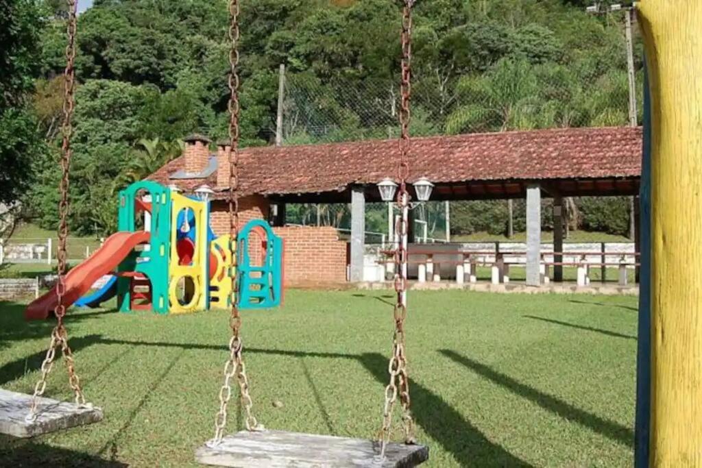 Espaçoso Flat com Varanda no Cavalinho Branco