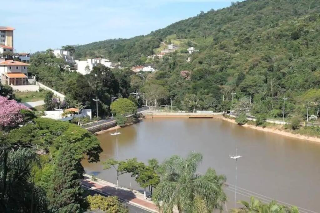 Espaçoso Flat com Varanda no Cavalinho Branco