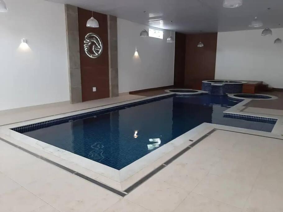 Espaçoso Flat com Varanda no Cavalinho Branco