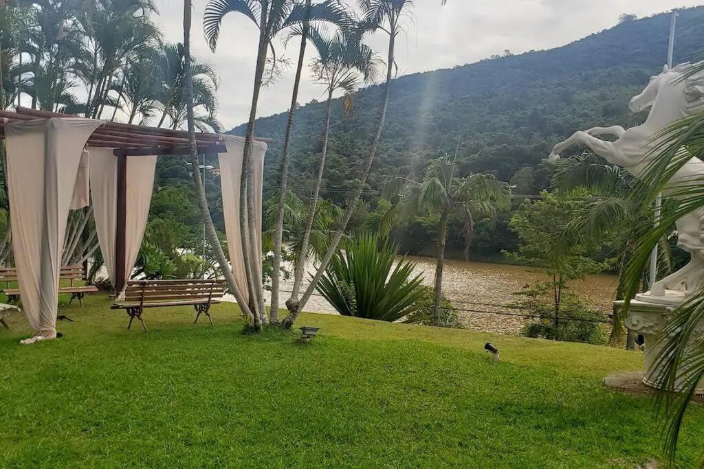 Espaçoso Flat com Varanda no Cavalinho Branco