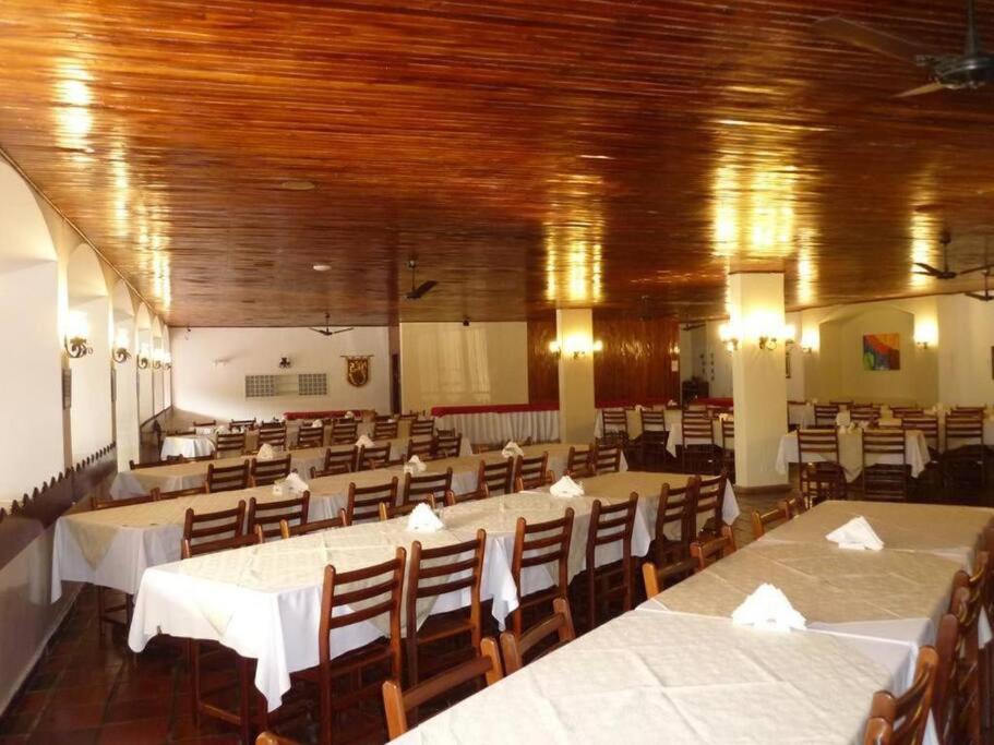 Espaçoso Flat com Varanda no Cavalinho Branco