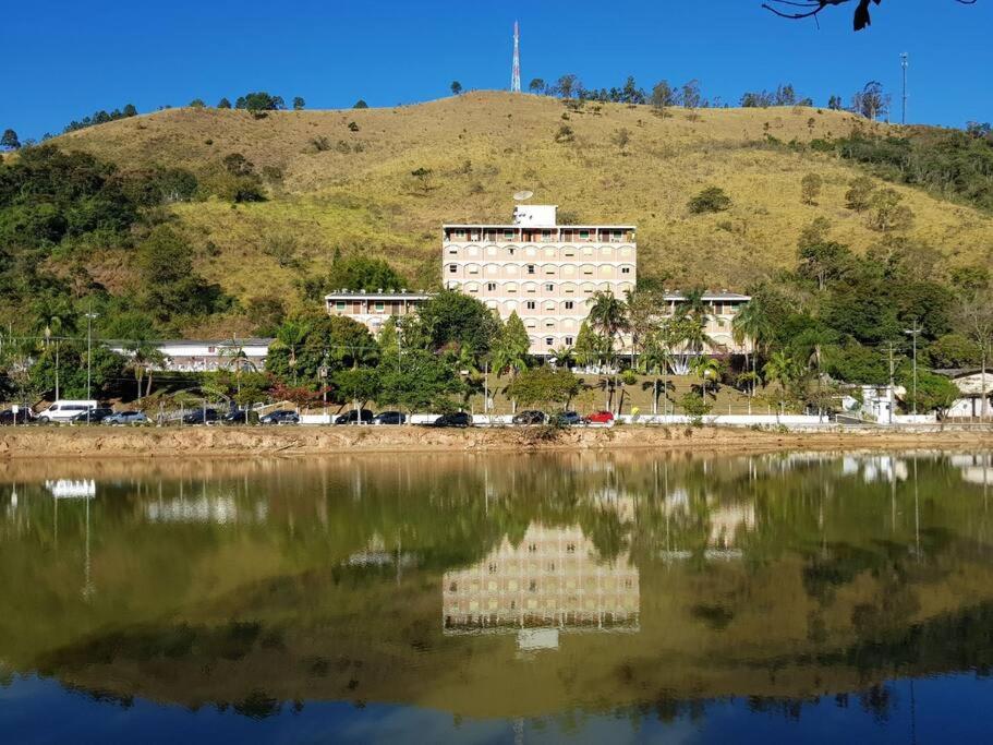Espaçoso Flat com Varanda no Cavalinho Branco
