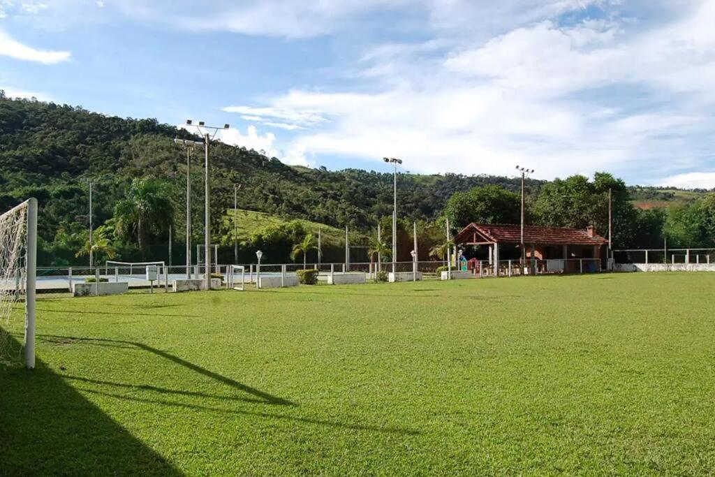 Espaçoso Flat com Varanda no Cavalinho Branco