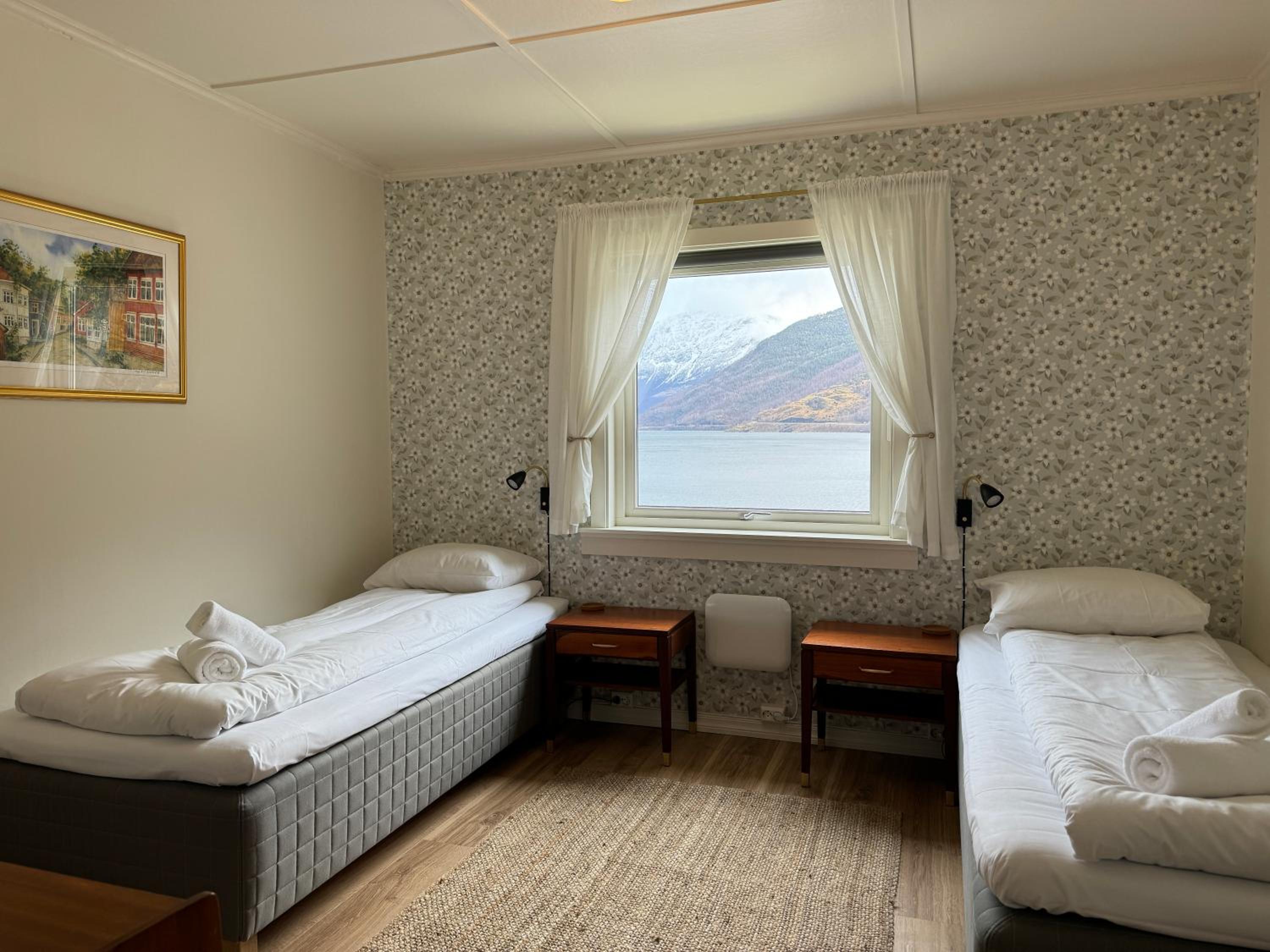 Svingen Guesthouse - Panoramic Fjord Views in Flåm view 2