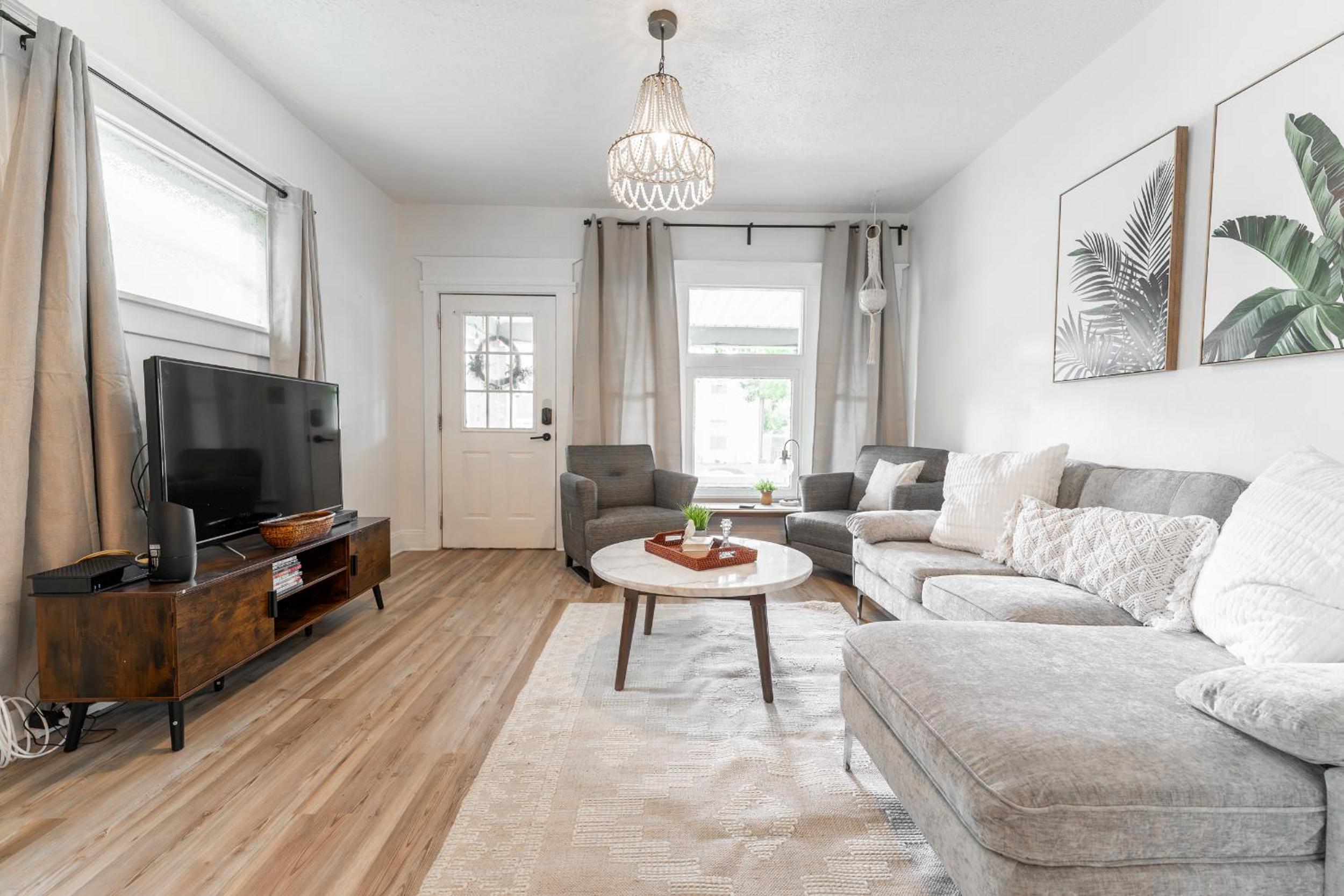 Indianapolis Vacations - Cozy Home Near Fountain Square 5 Min Lucas Oil - Property Image 1