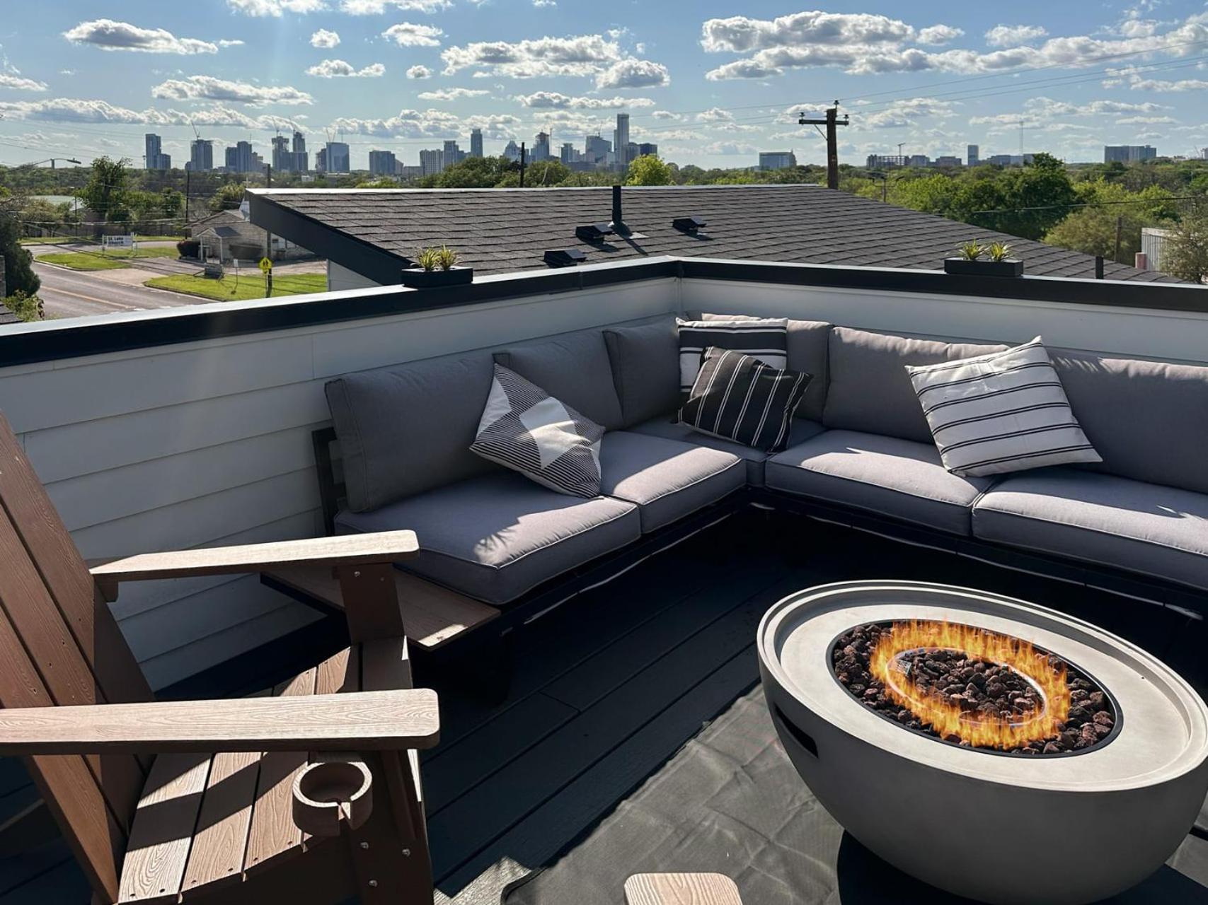 Upstay - City Views & Stargazing on Rooftop Patio view 4