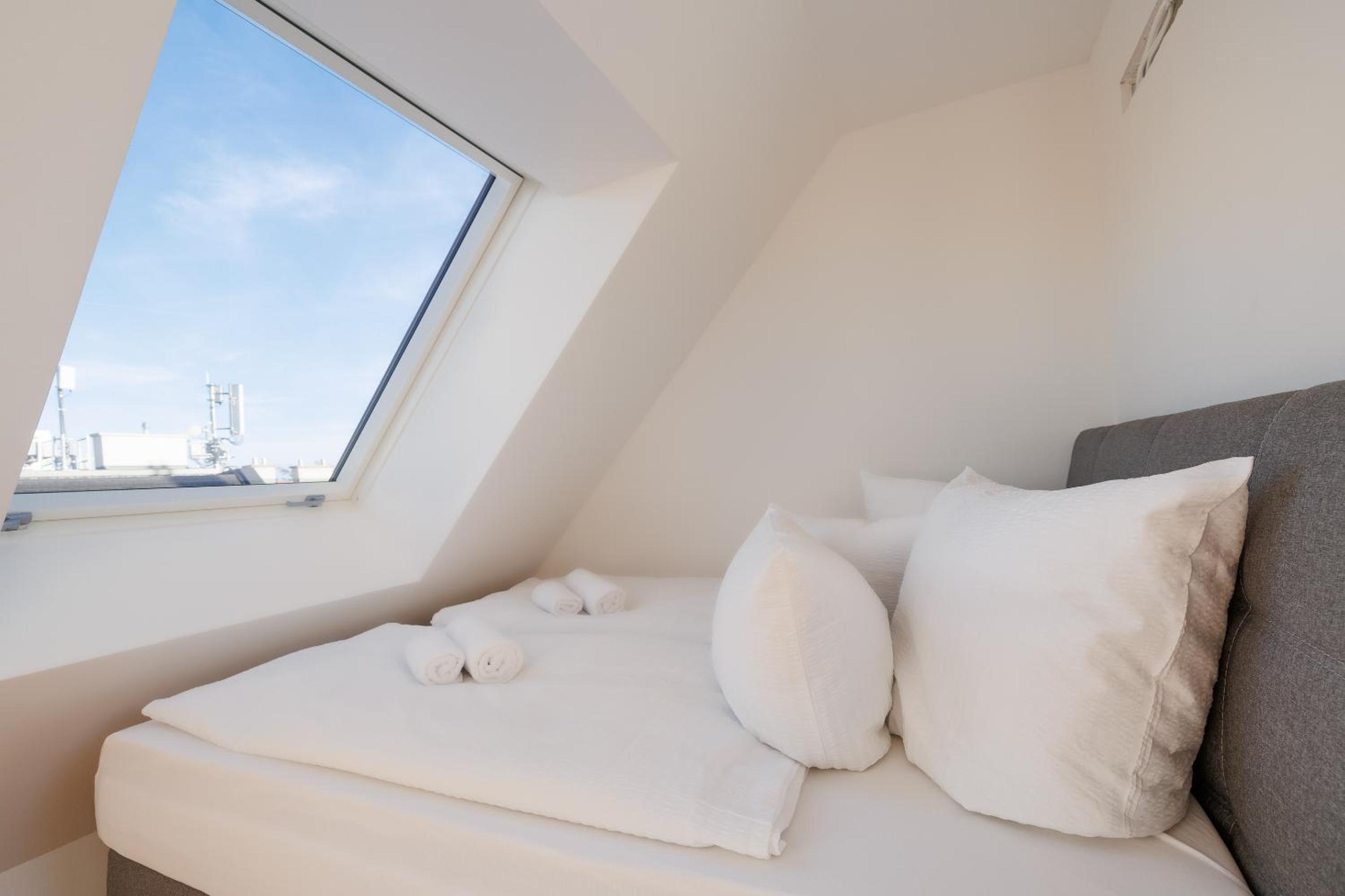 SYMPHONY Apartments 40 - Modern Loft with Terrace and Grill in Central Location