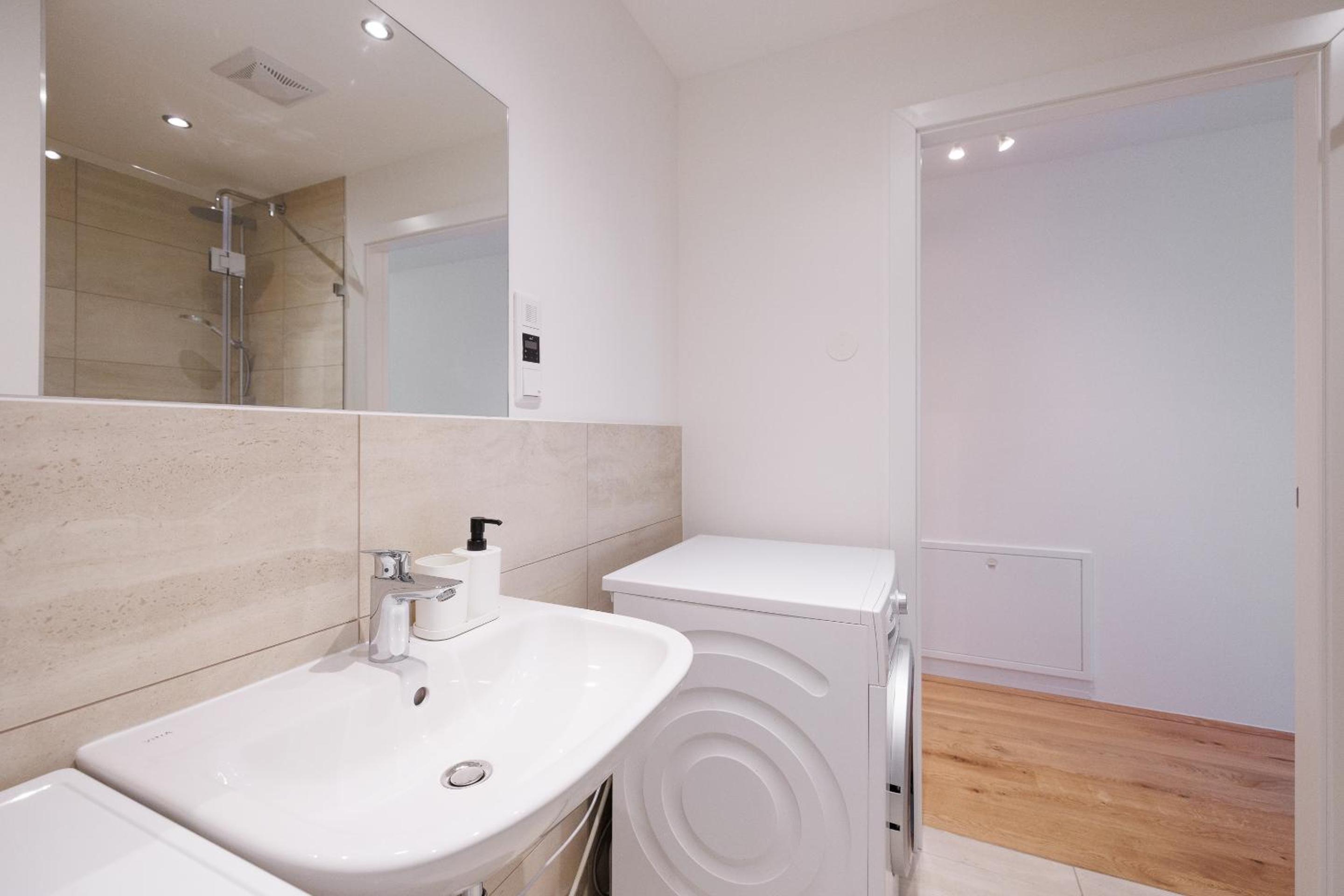 SYMPHONY Apartments 40 - Modern Loft with Terrace and Grill in Central Location