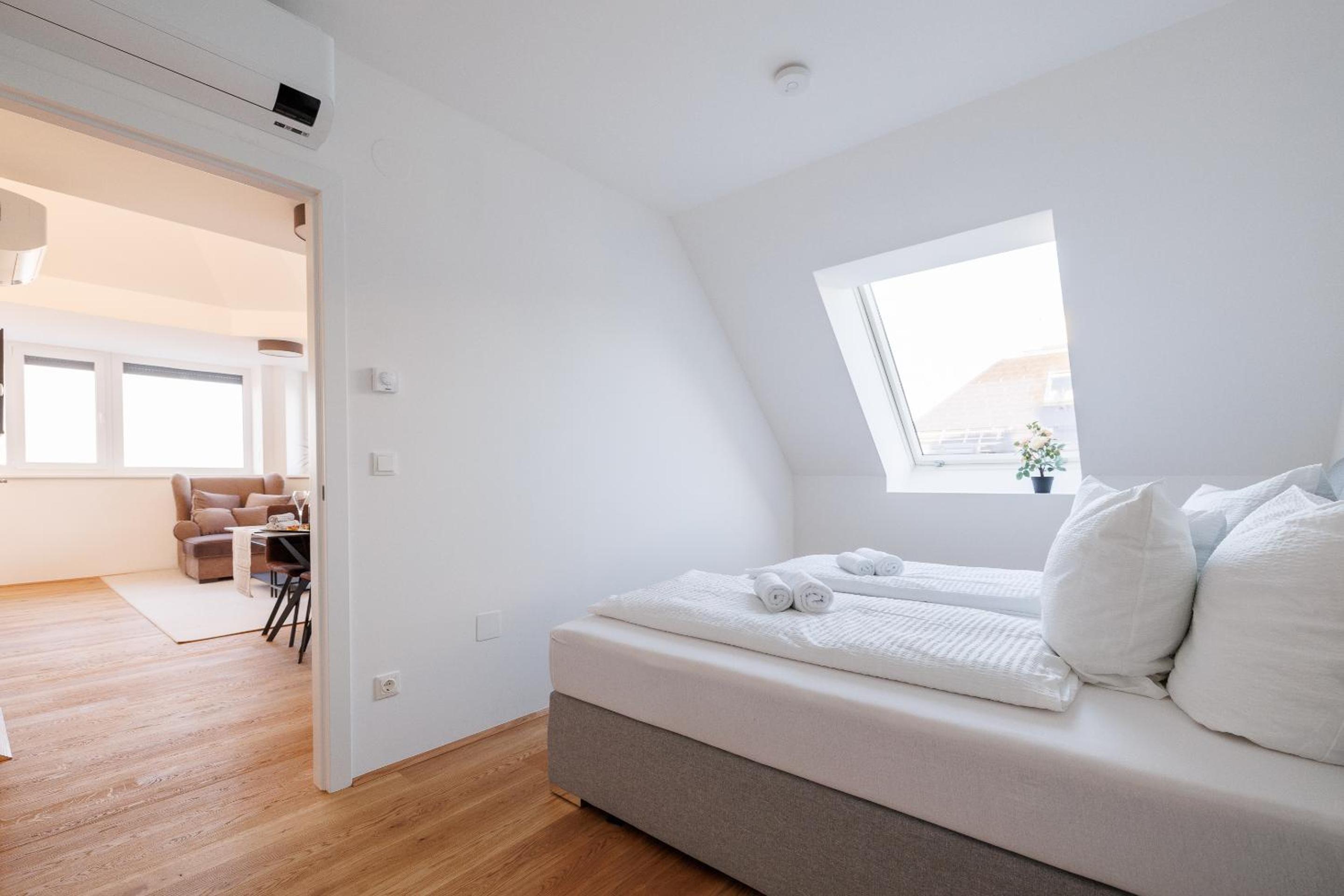 SYMPHONY Apartments 40 - Modern Loft with Terrace and Grill in Central Location