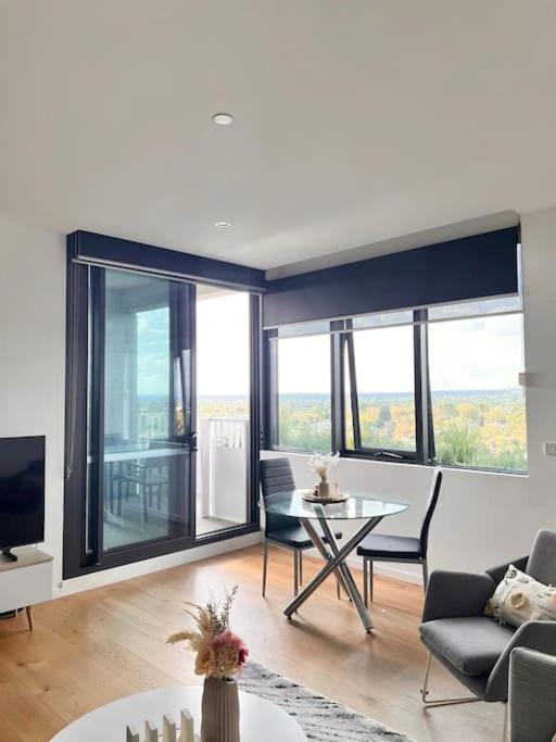 Ivanhoe Apartment 2Bed 2Bath with Balcony City View