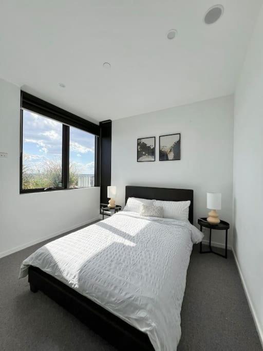 Ivanhoe Apartment 2Bed 2Bath with Balcony City View