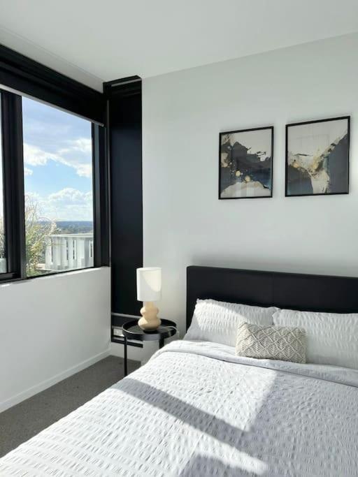 Ivanhoe Apartment 2Bed 2Bath with Balcony City View