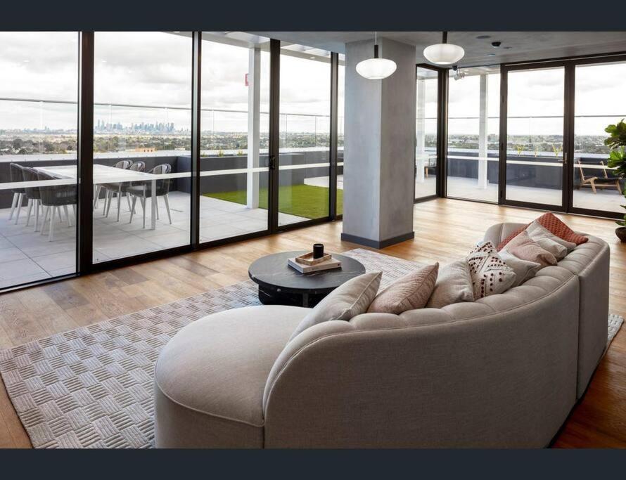 Ivanhoe Apartment 2Bed 2Bath with Balcony City View