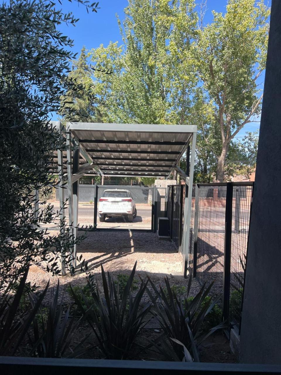 Depto del Bosque, 4 personas, patio, cochera cubierta ,parrilla