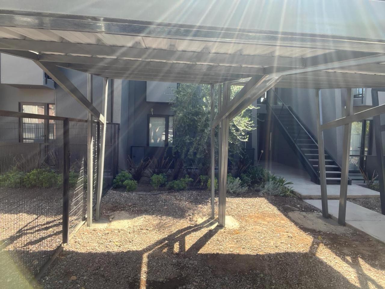 Depto del Bosque, 4 personas, patio, cochera cubierta ,parrilla