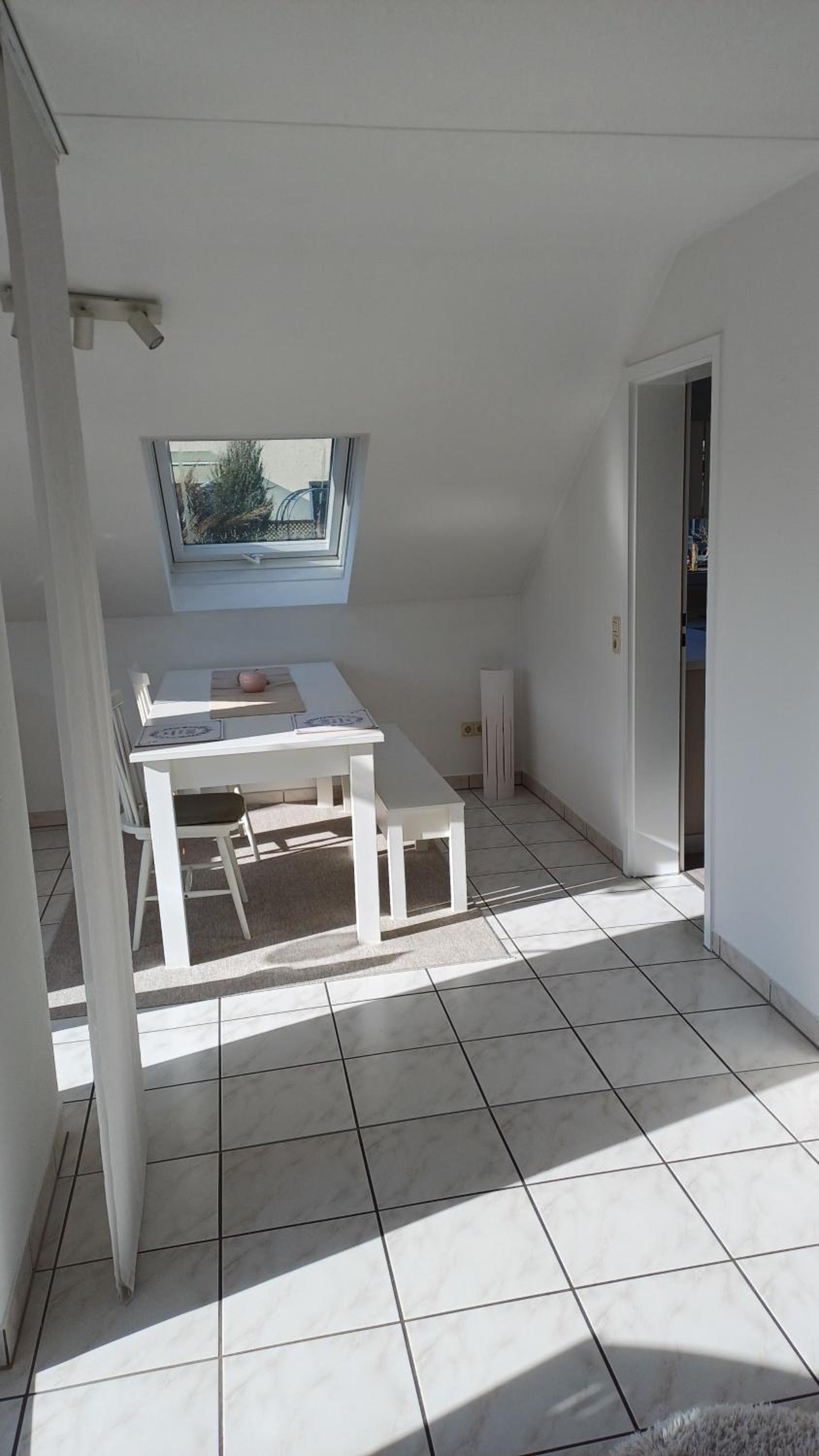 Helle schöne Dachgeschosswohnung mit Balkon