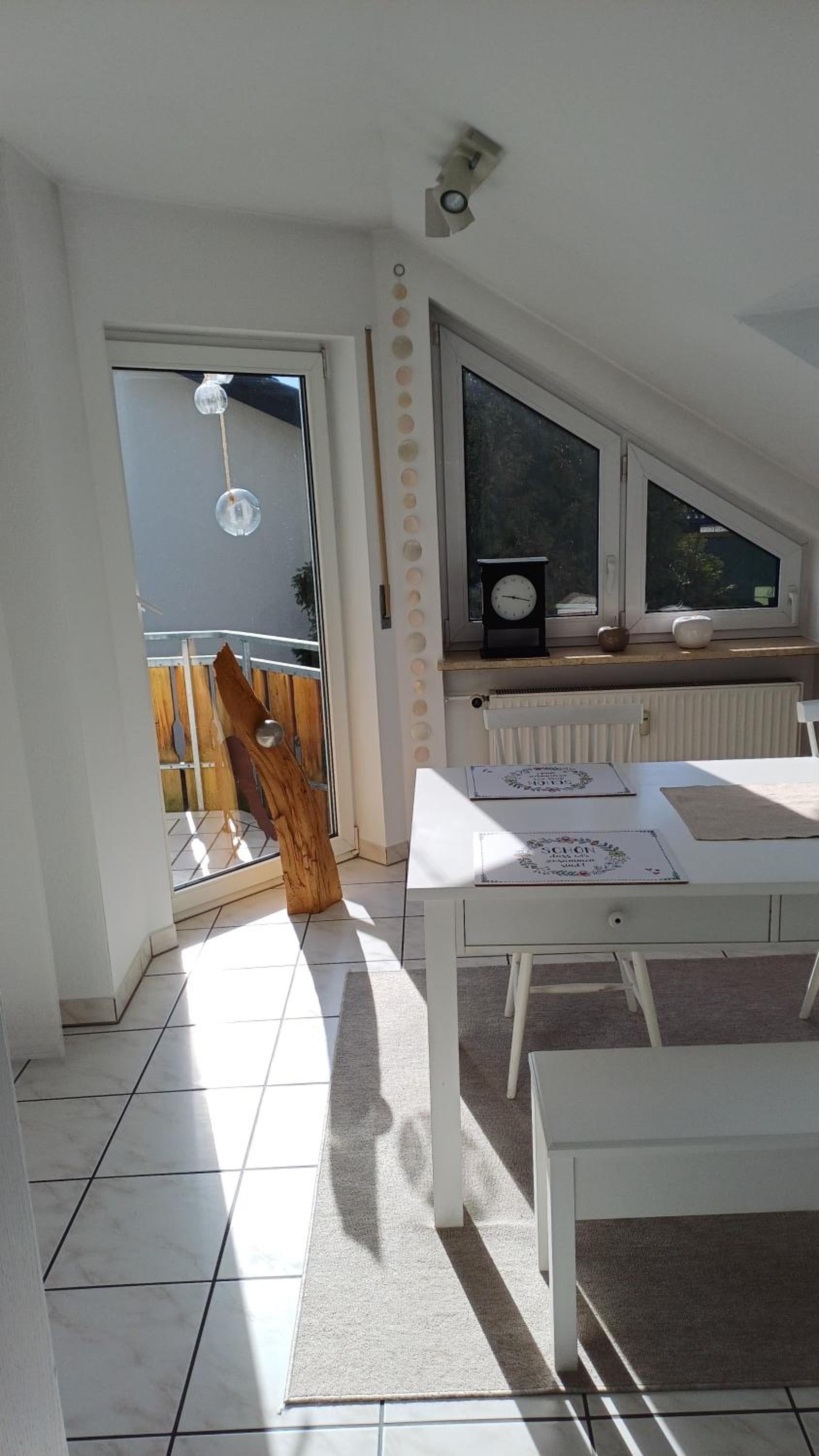 Helle schöne Dachgeschosswohnung mit Balkon
