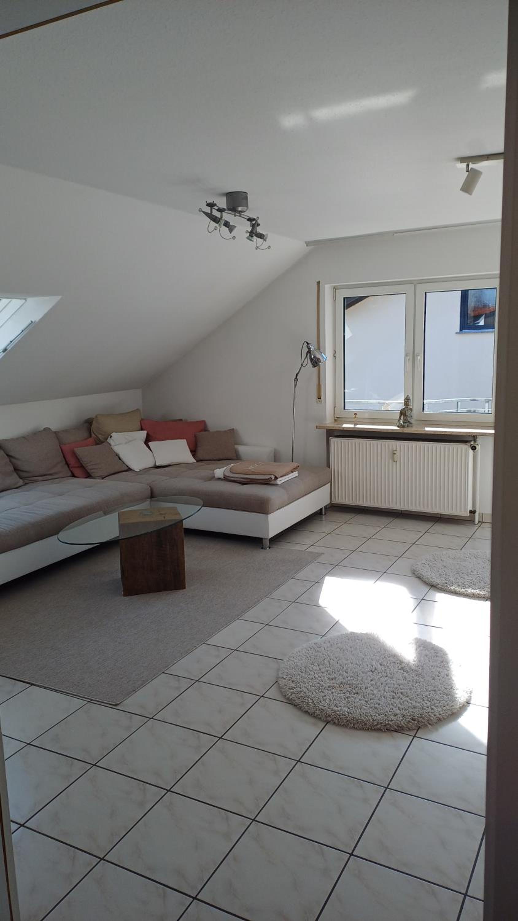 Helle schöne Dachgeschosswohnung mit Balkon