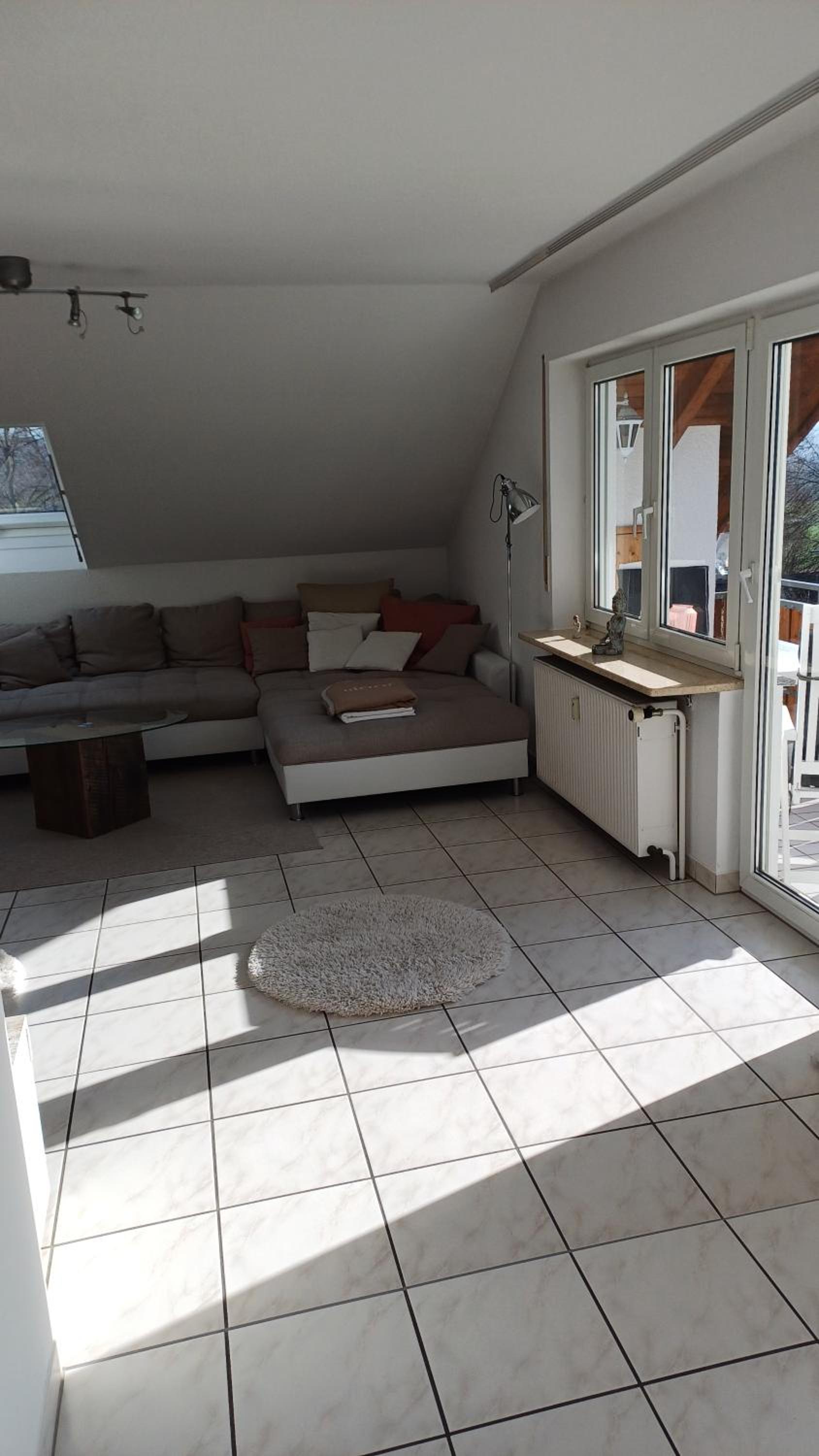 Helle schöne Dachgeschosswohnung mit Balkon