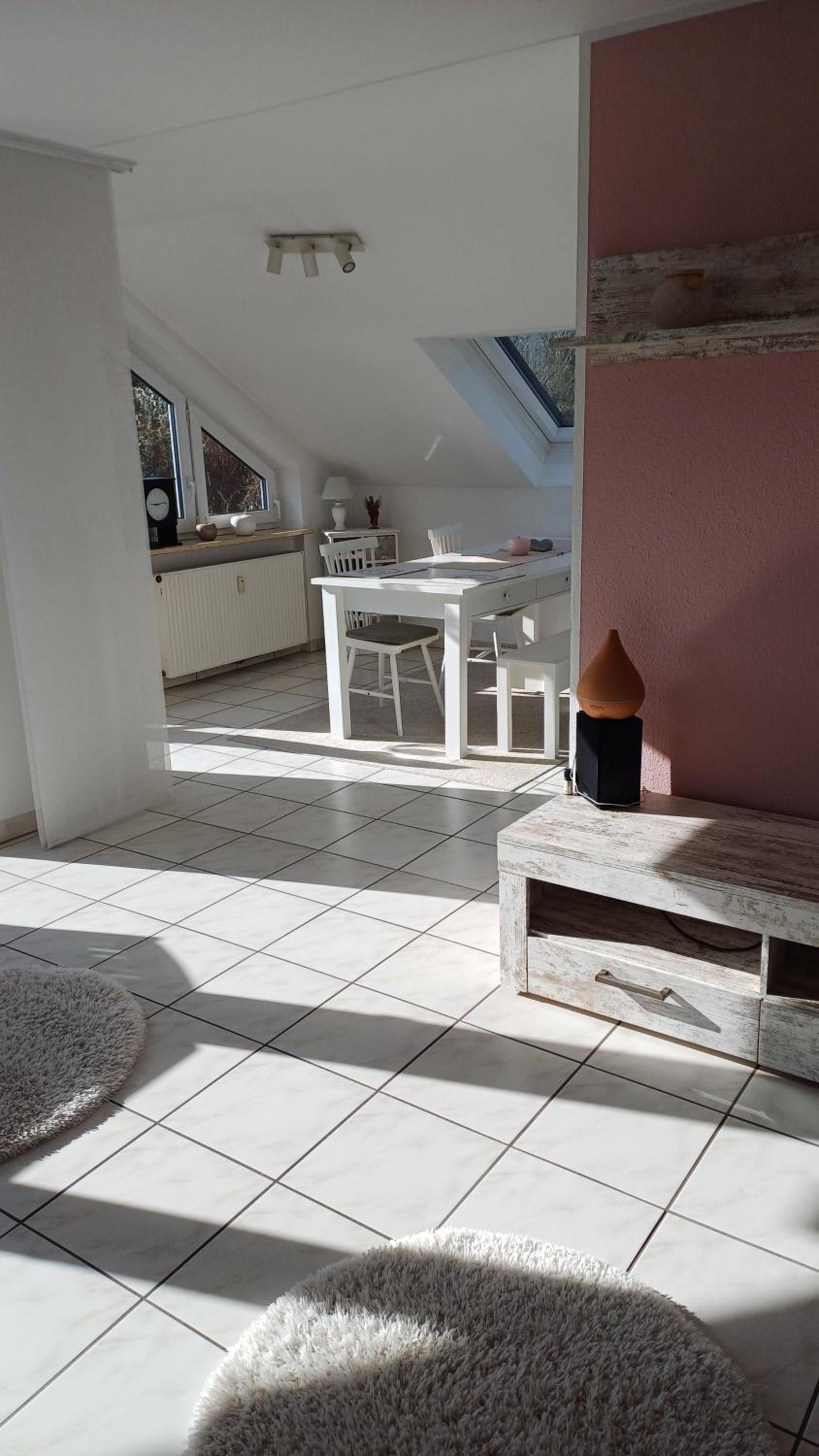 Helle schöne Dachgeschosswohnung mit Balkon