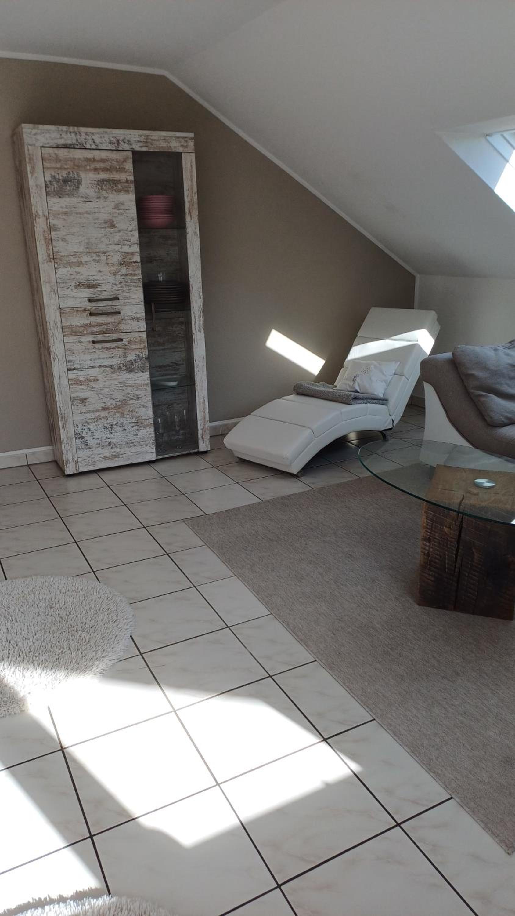 Helle schöne Dachgeschosswohnung mit Balkon