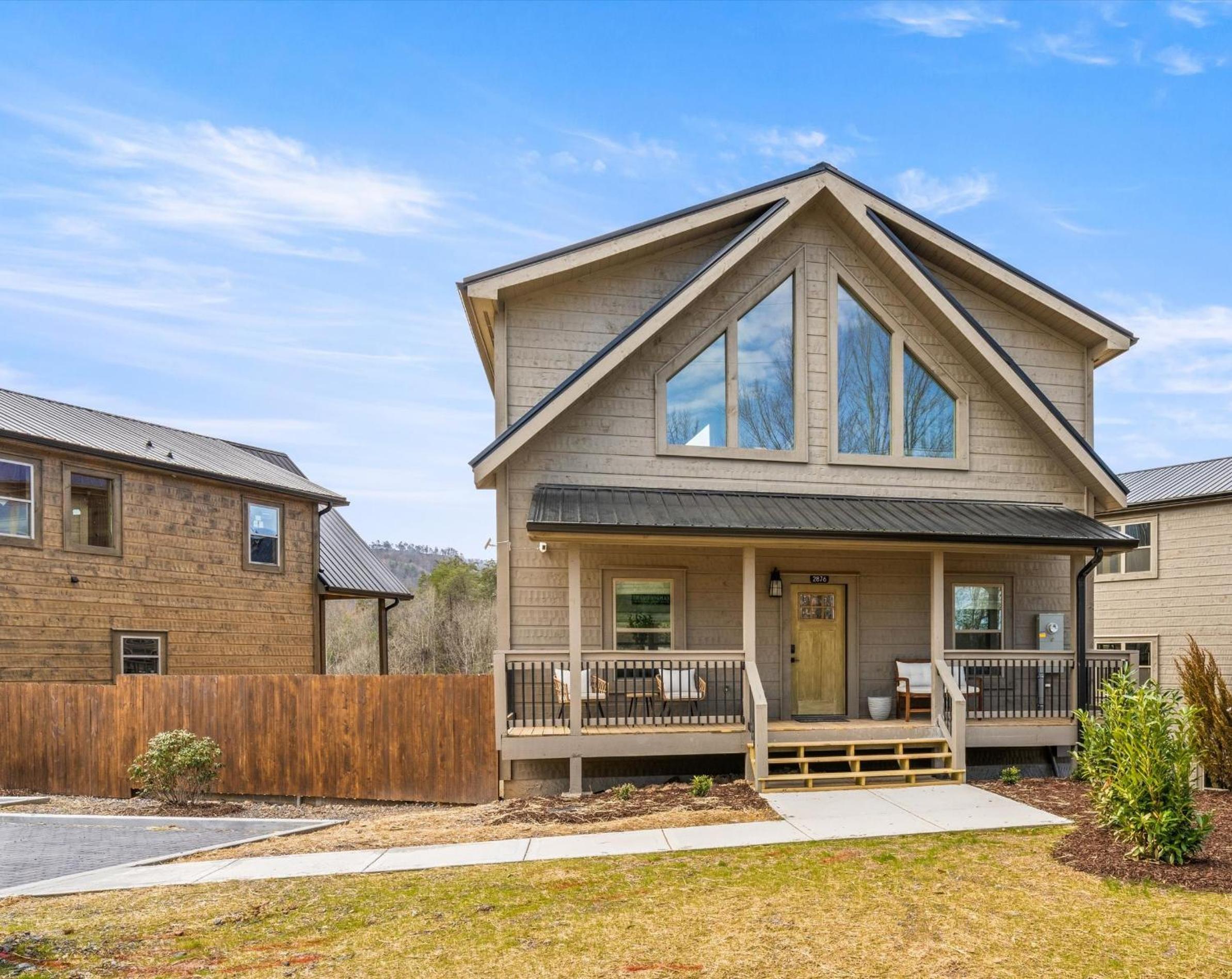 Hotel New Cabin - Heated Indoor Pool, Jacuzzi, Gameroom
