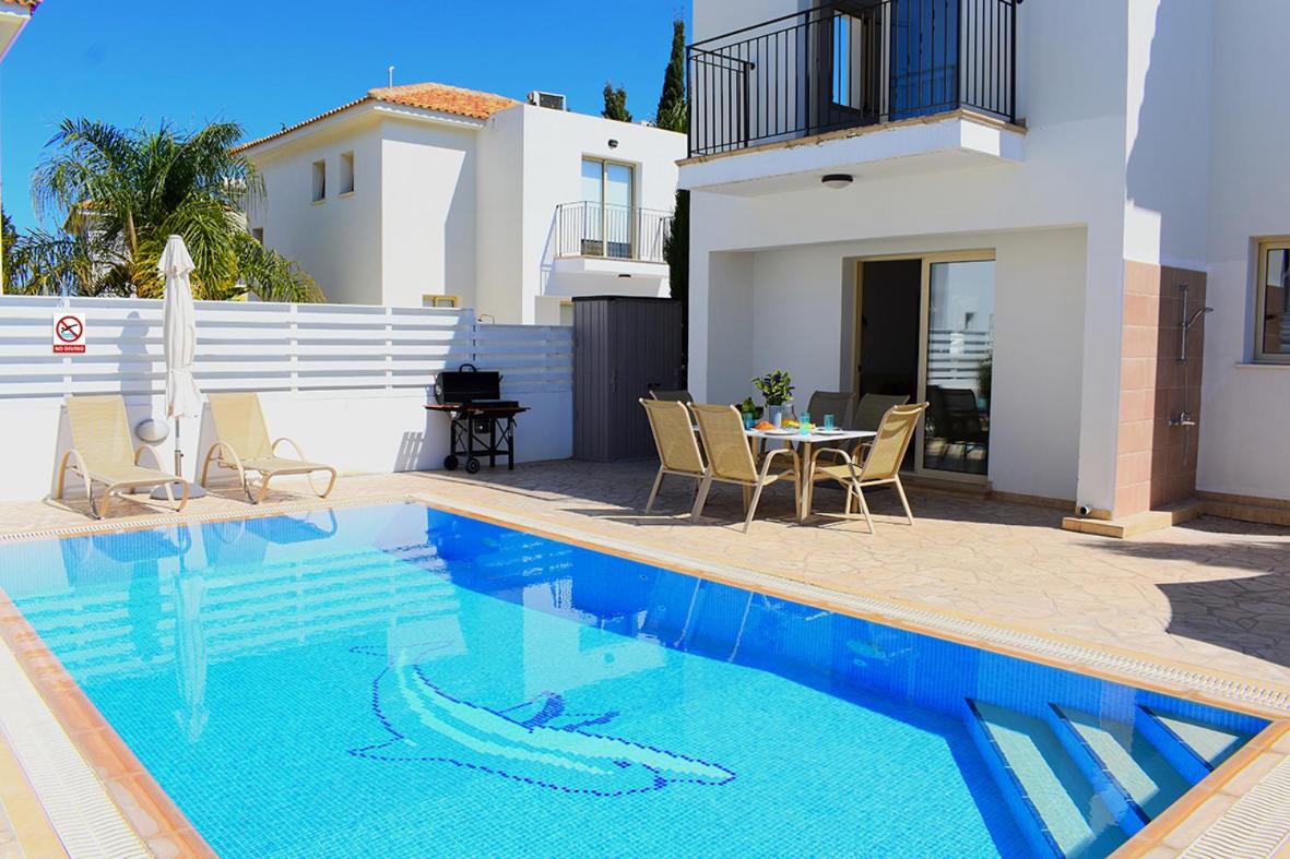 Hotel Palm Village Escape - Image 1