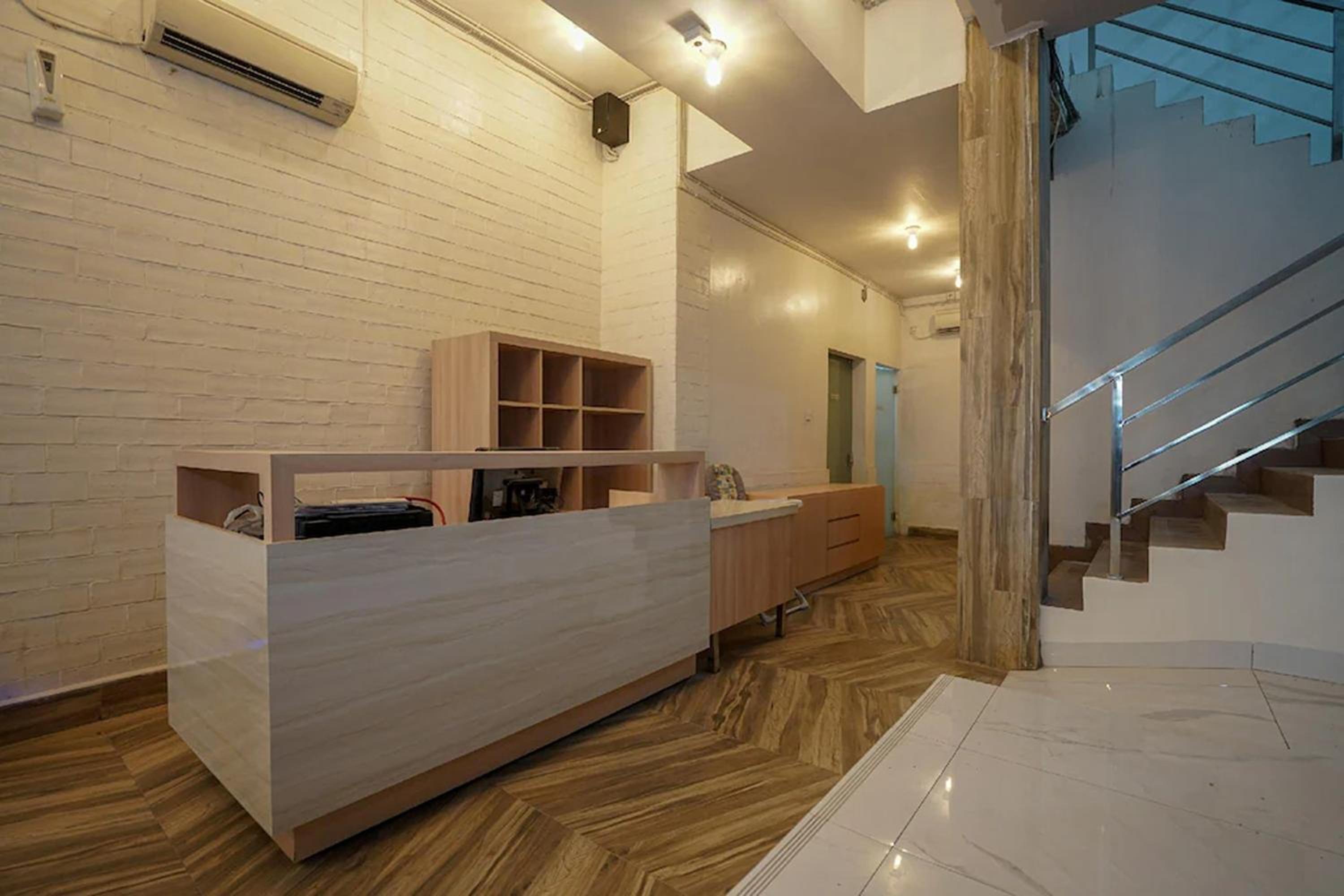 Lobby & Reception