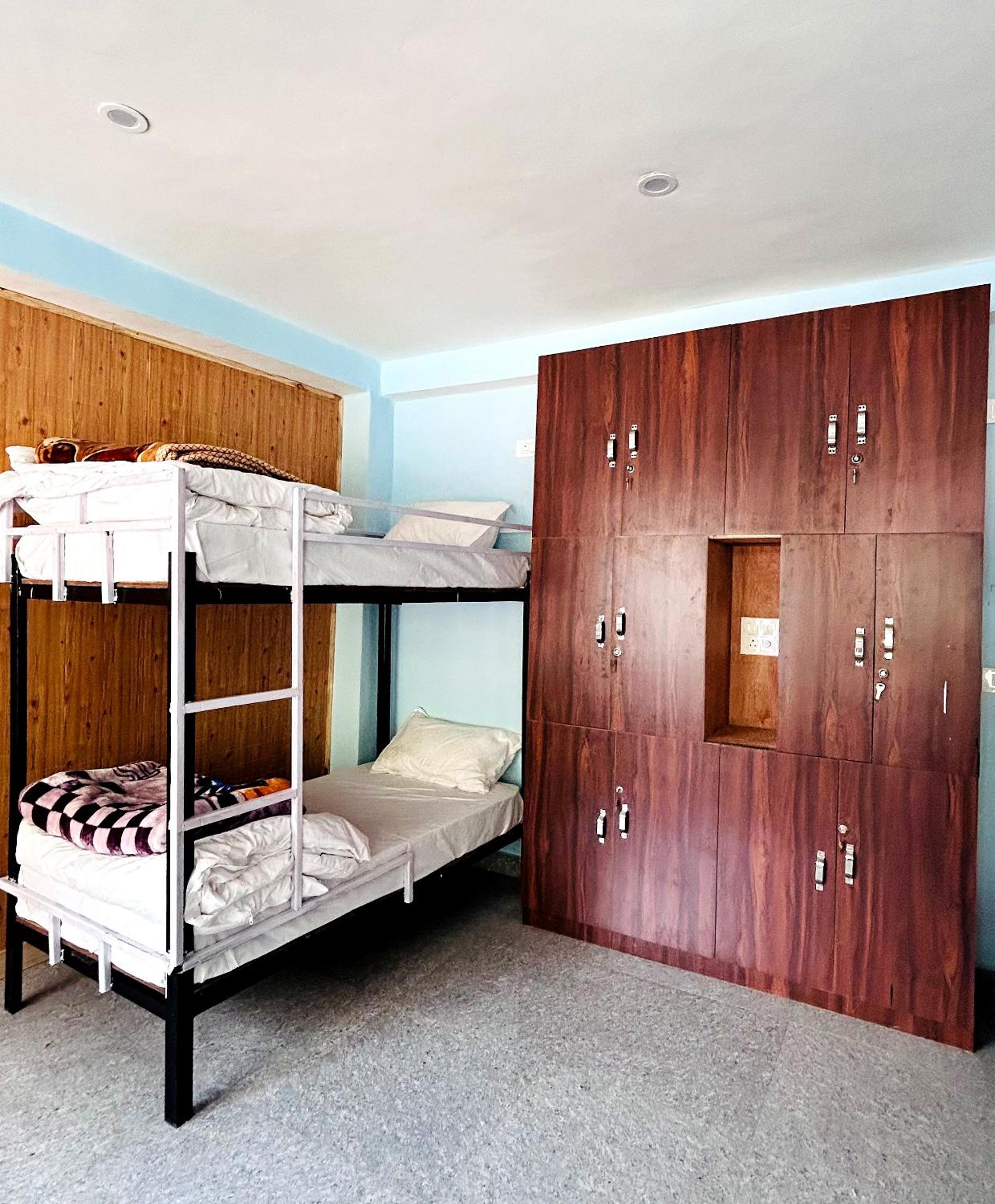 Clovee's Rooms Dorms and Restro view 4