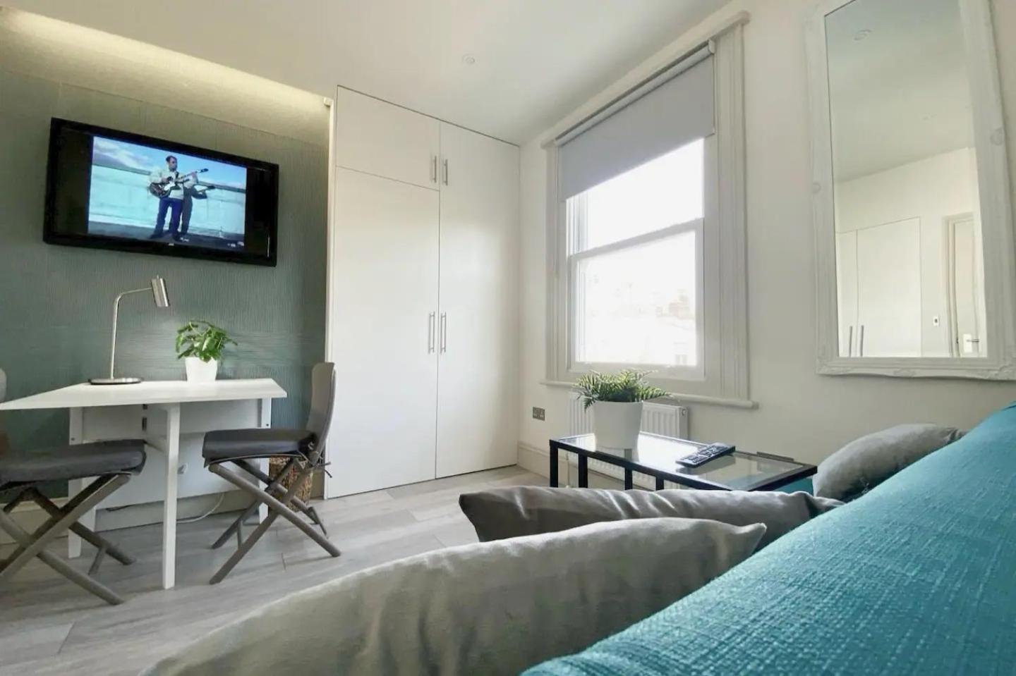 Apt 05 Stylish Studio Steps from Sea, Bars & Promenade view 5