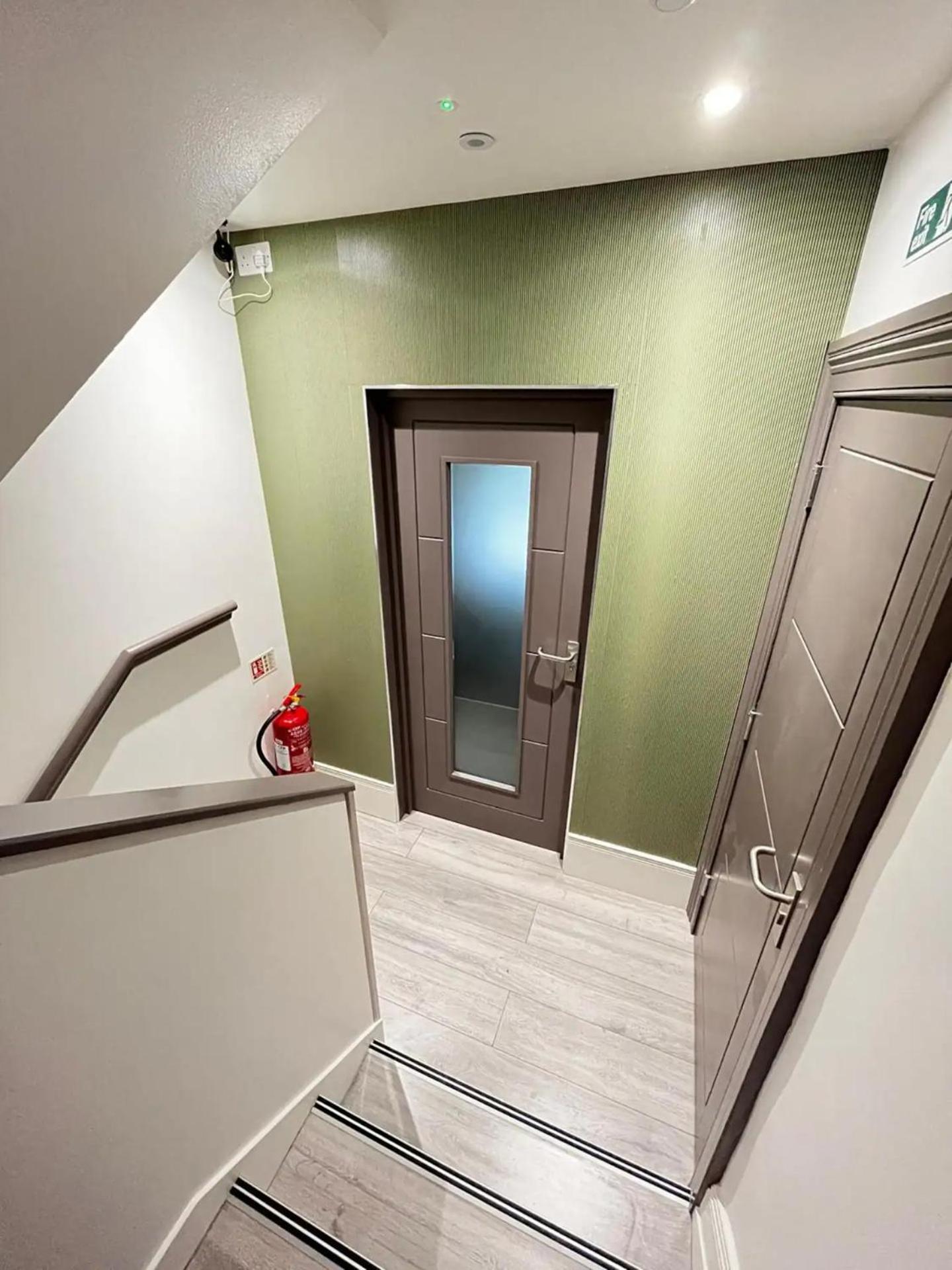 Apt 05 Stylish Studio Steps from Sea, Bars & Promenade view 2