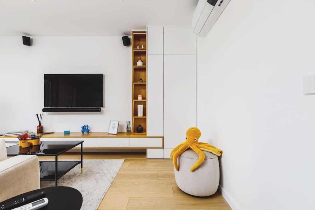 Smart Flat River views & NTFlix by Homeful Homes view 5