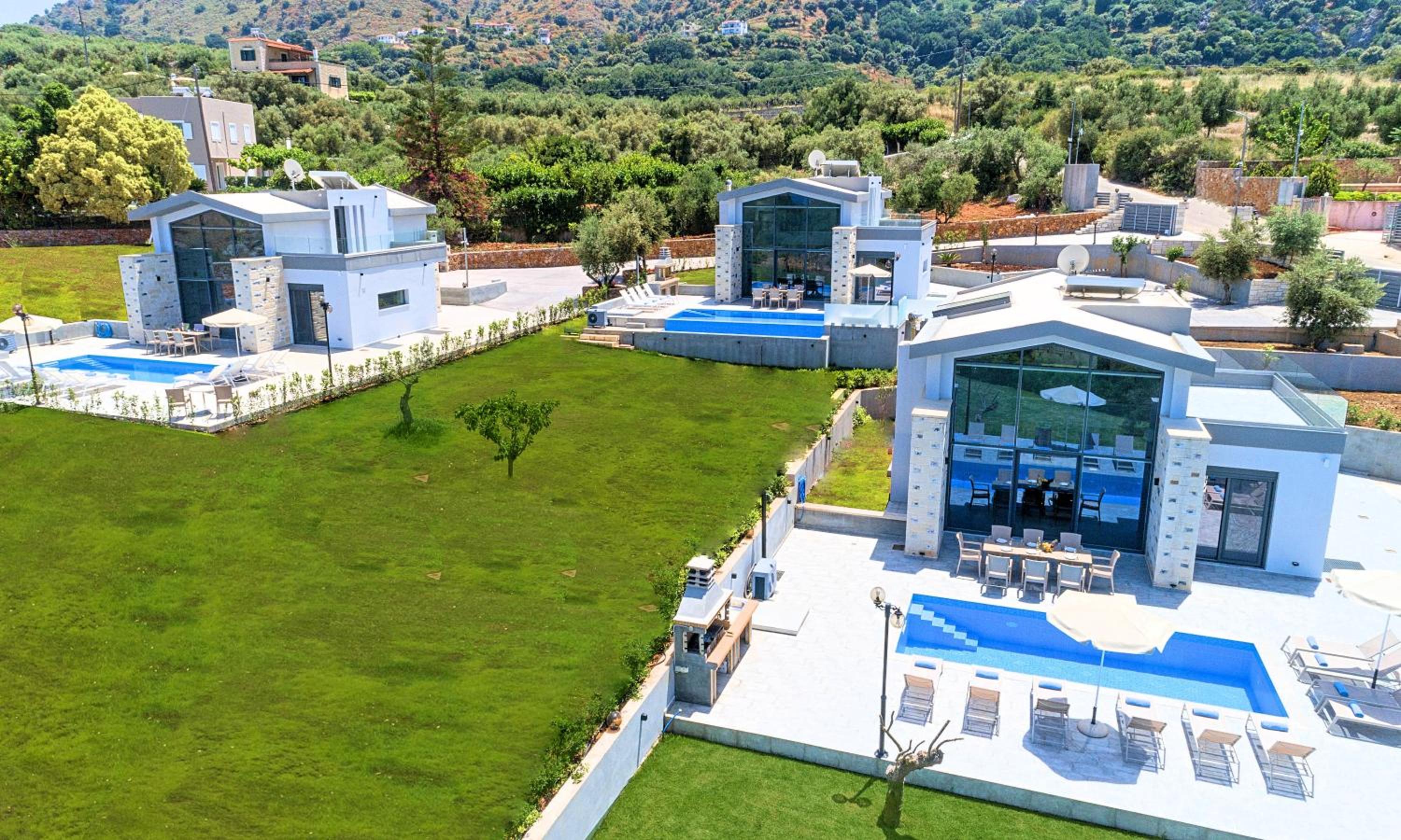 Hotel Moonlights Villas Heated Pool - Image 1