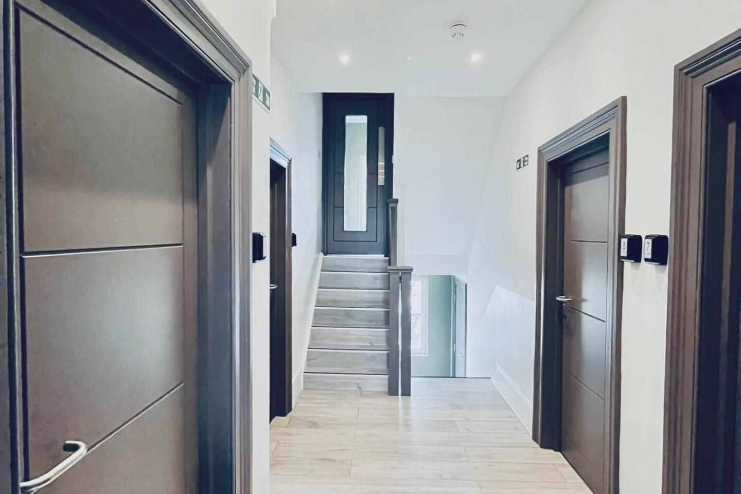 Apt 09 Stylish Studio Steps from Sea & Promenade view 3