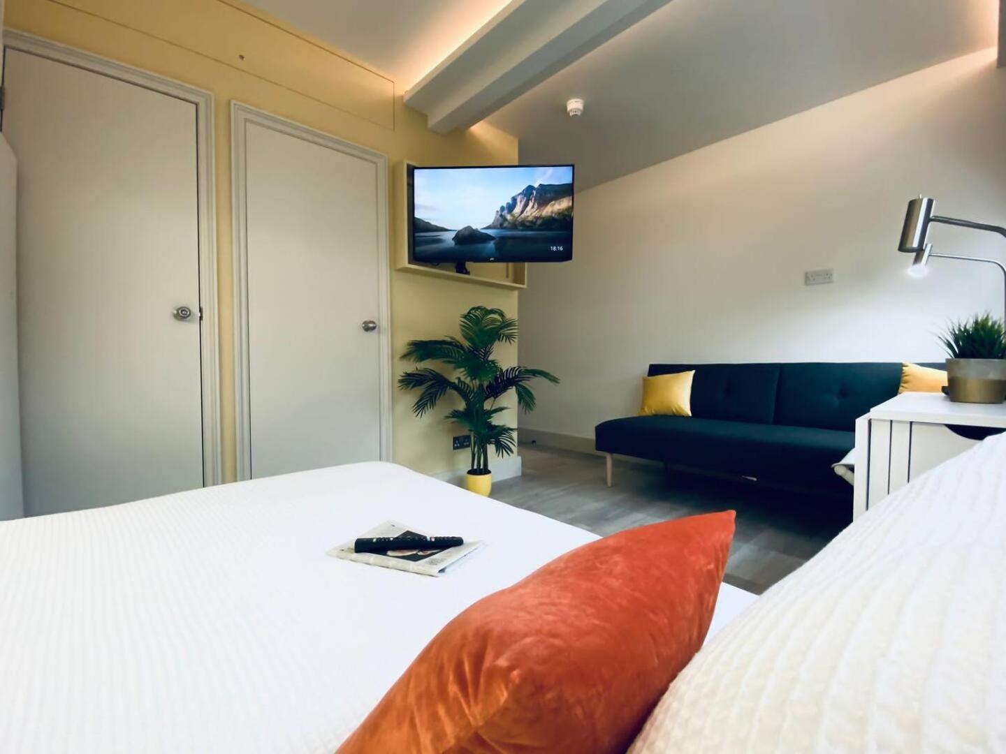 Apt 10 Beachside Beauty Lux Studio Steps from Beach view 5